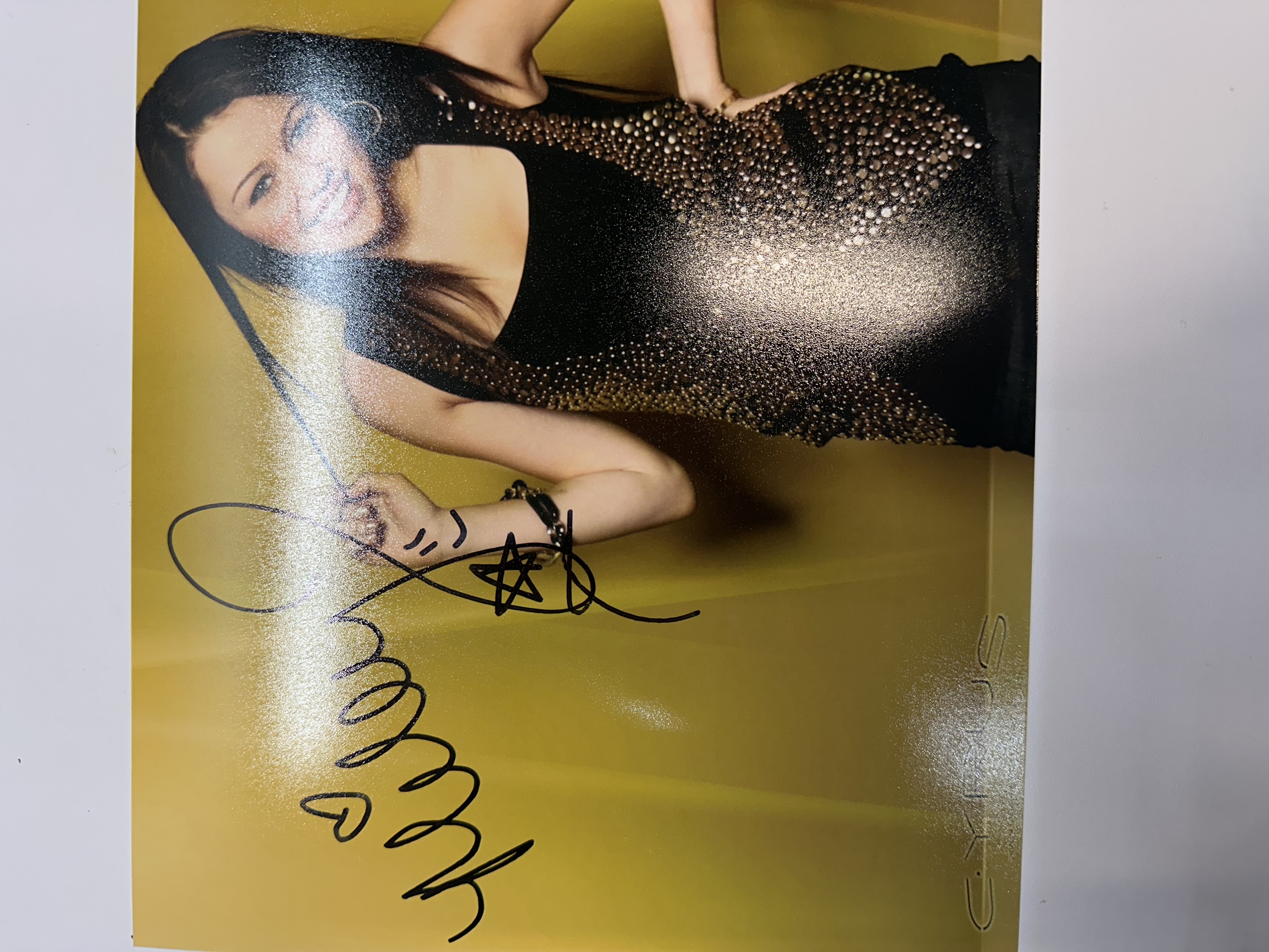 B112403 Miley Cyrus hand signed 8 x 10 photograph