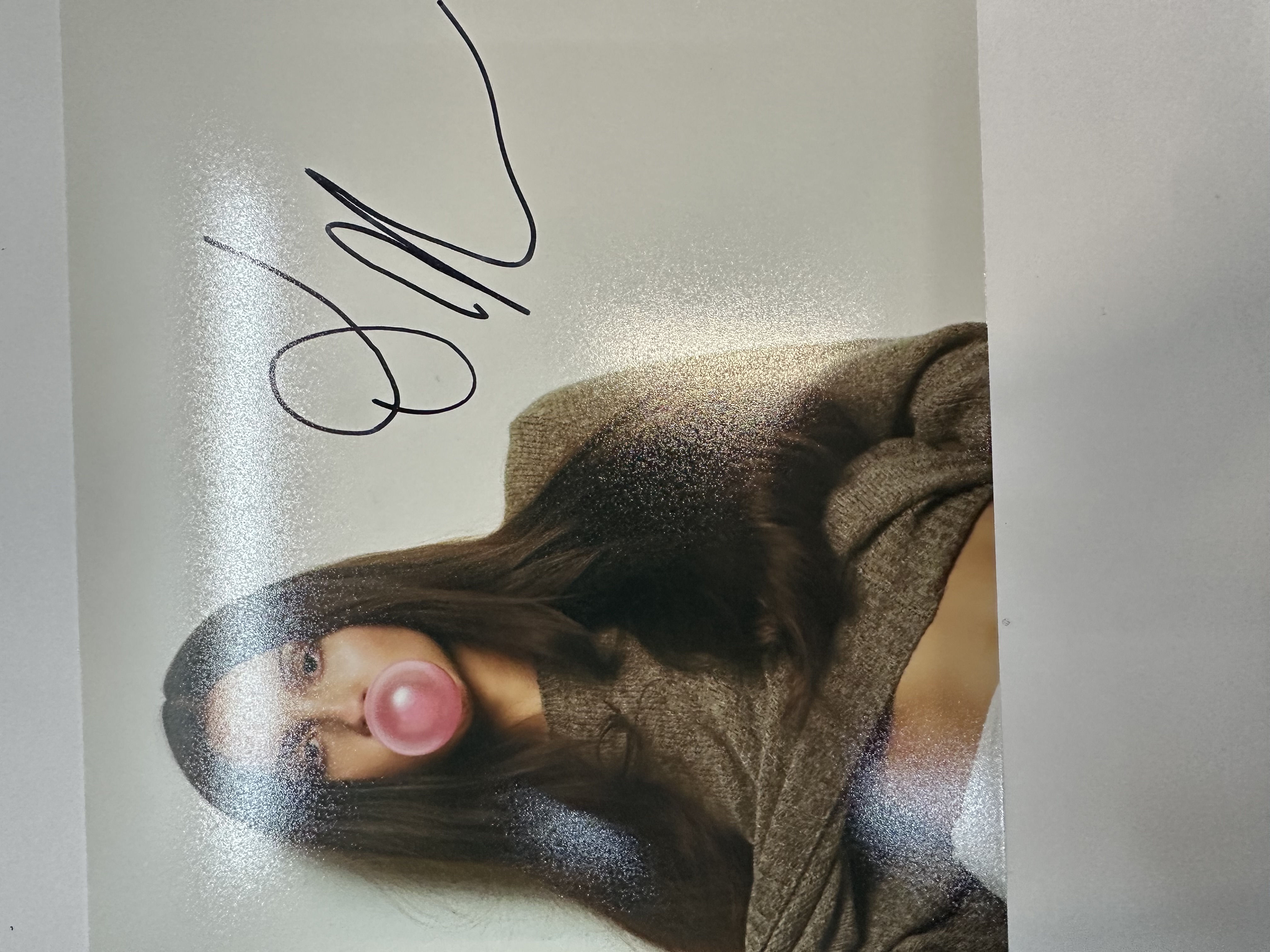 B112393 Olivia Rodrigo hand signed 8 x 10 photograph