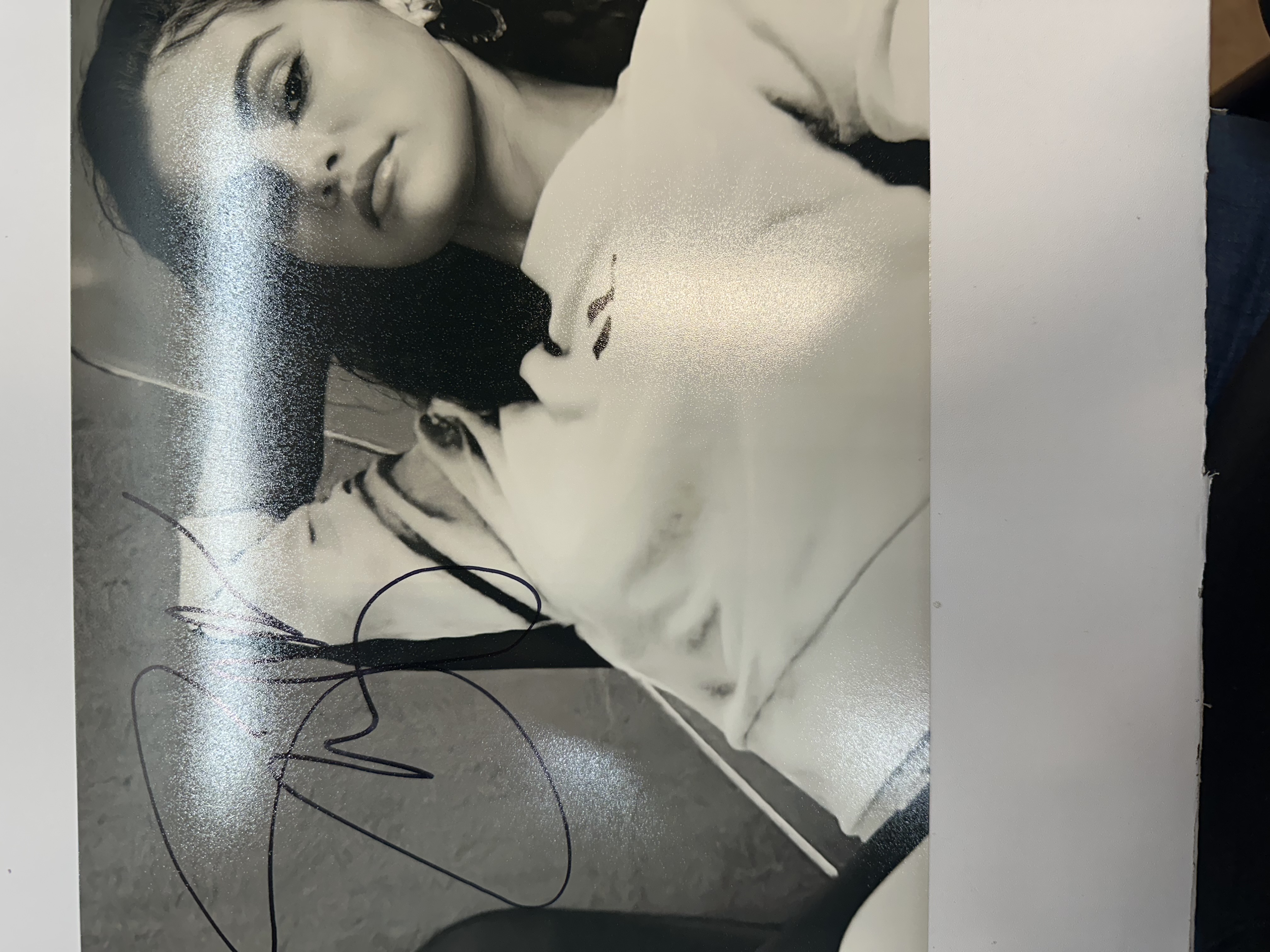 B112343 Selena Gomez signed autograph 8 x 10