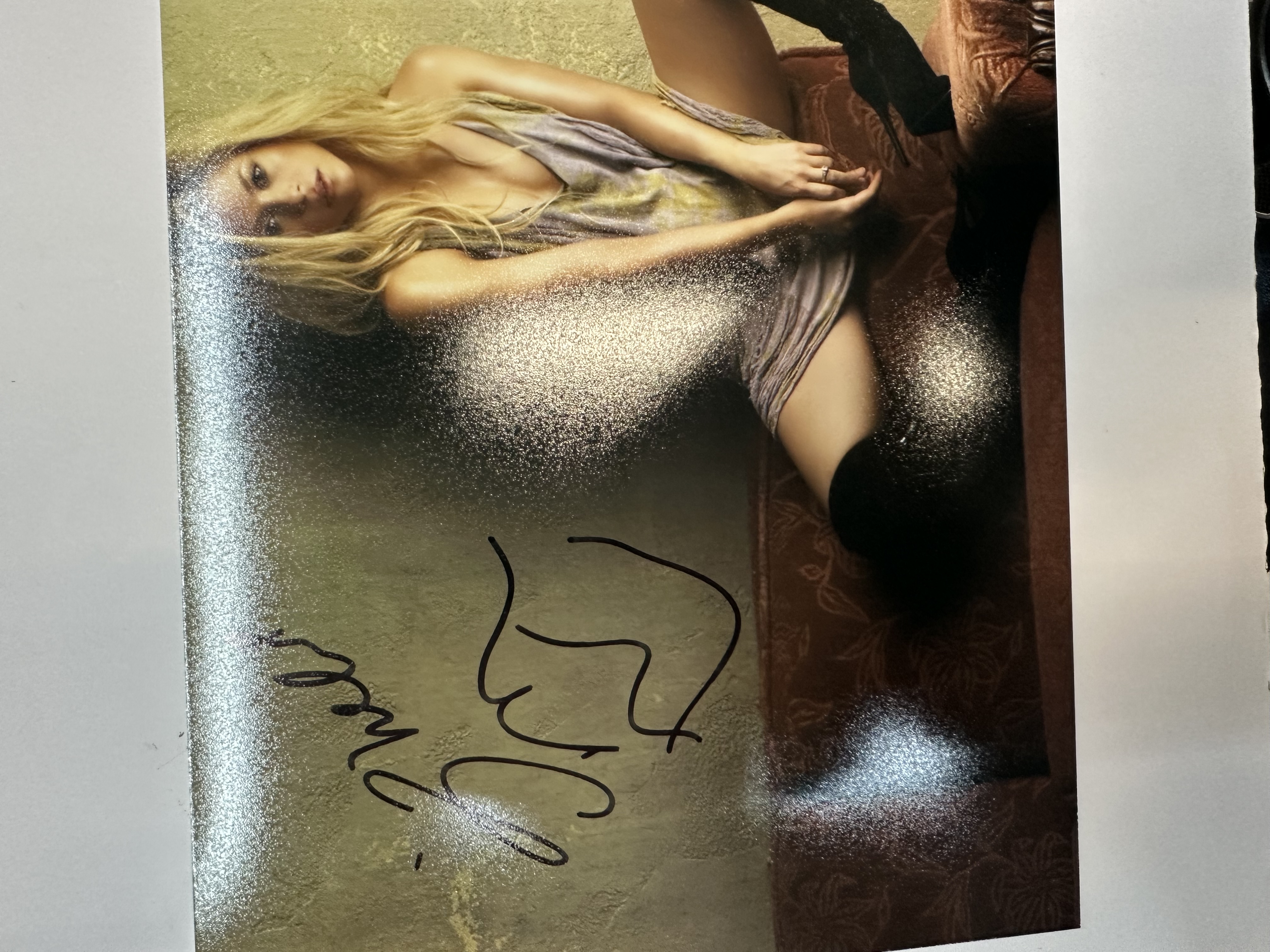 B112353 Shakira hand signed 8 x 10 photograph