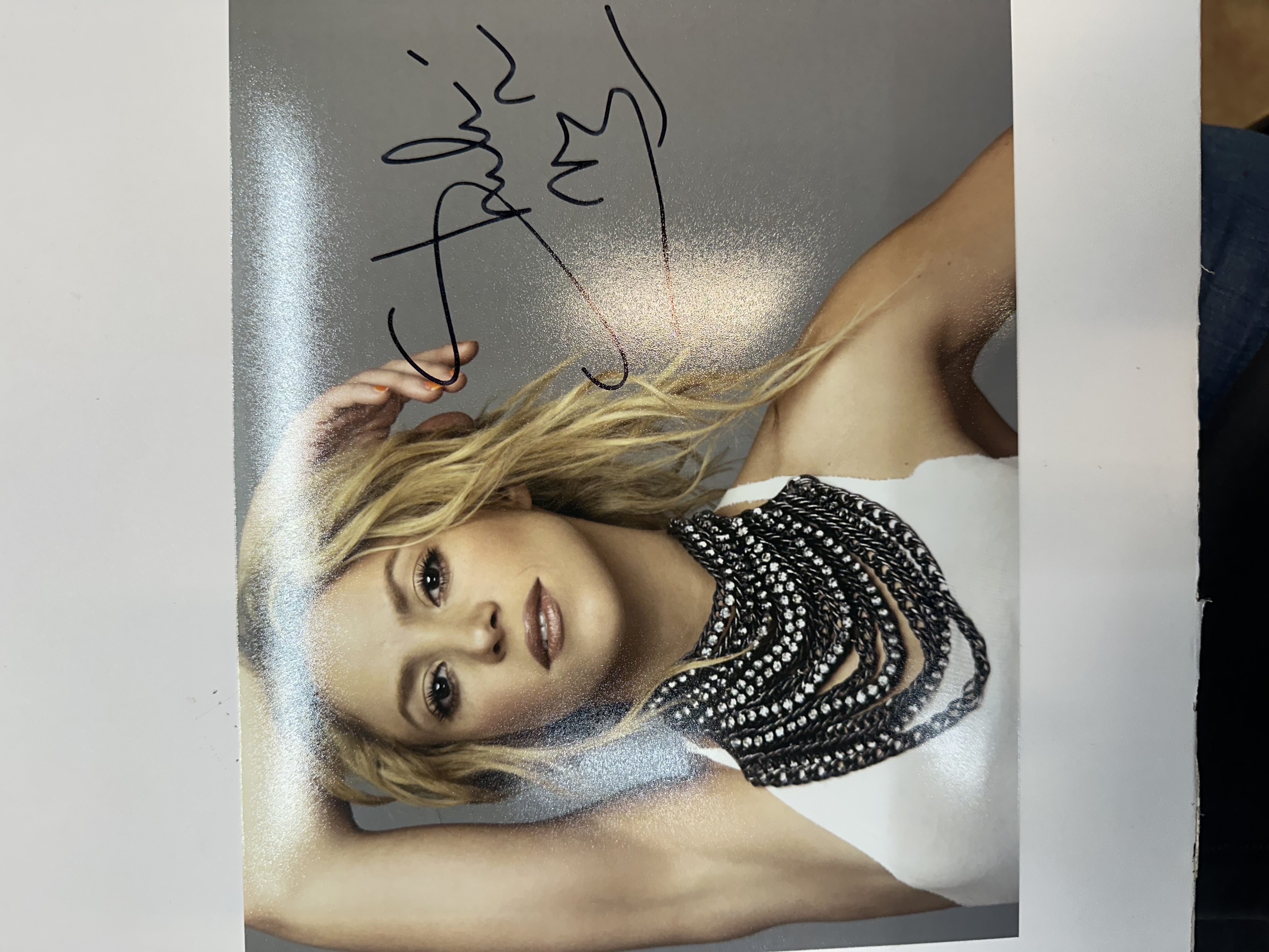 B112363 Shakira hand signed photograph 8 x 10 photo