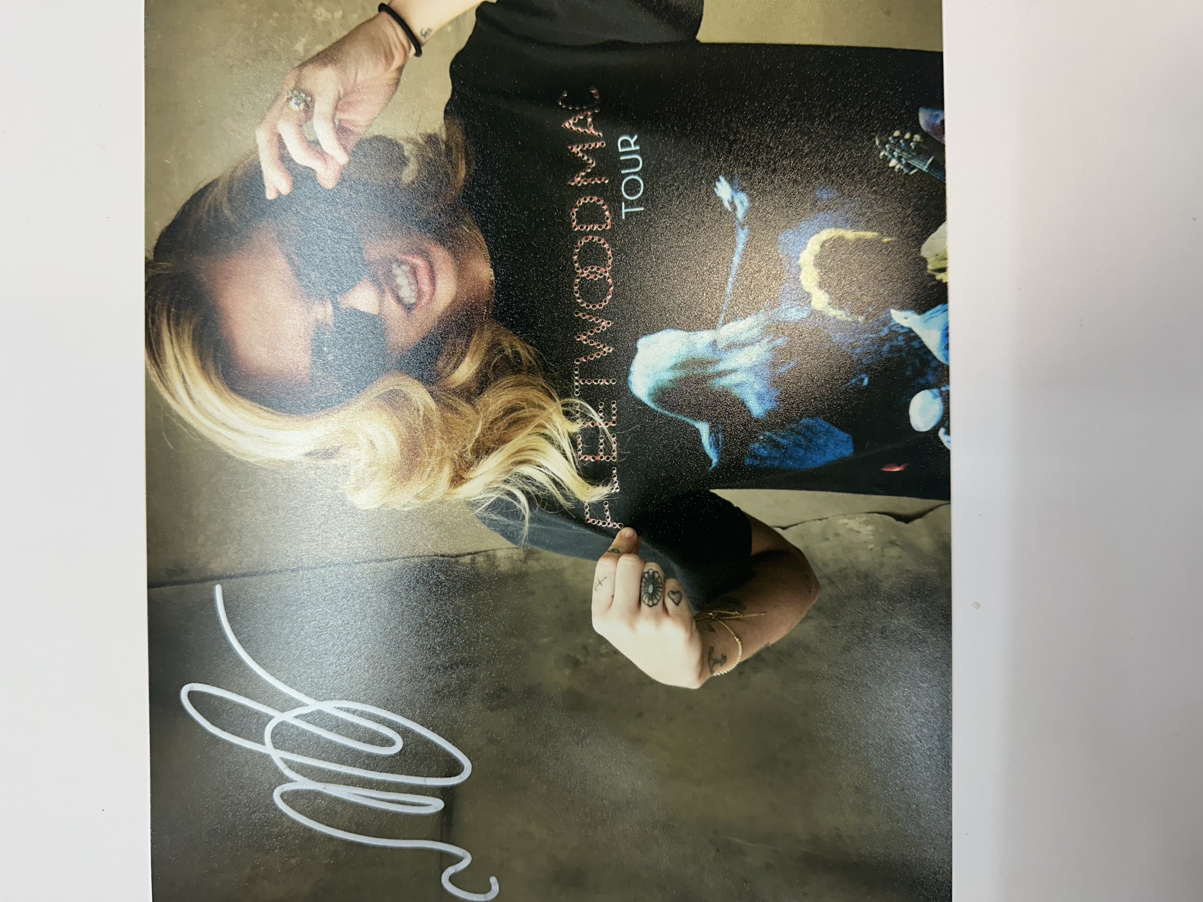 B112383 Miley Cyrus signed 8 x 10 photograph