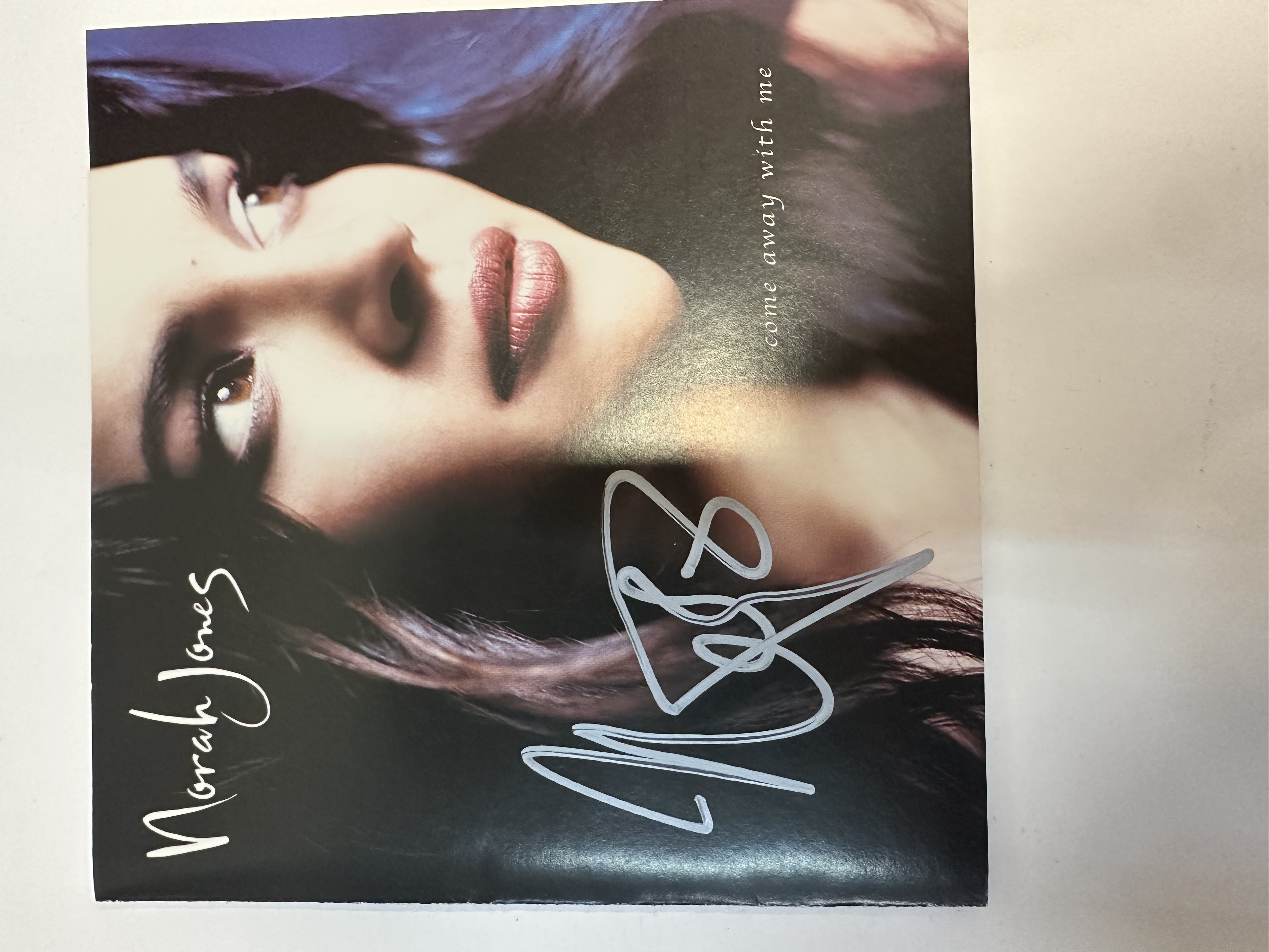 b112421 Norah Jones come away with me signed autographed CD booklet