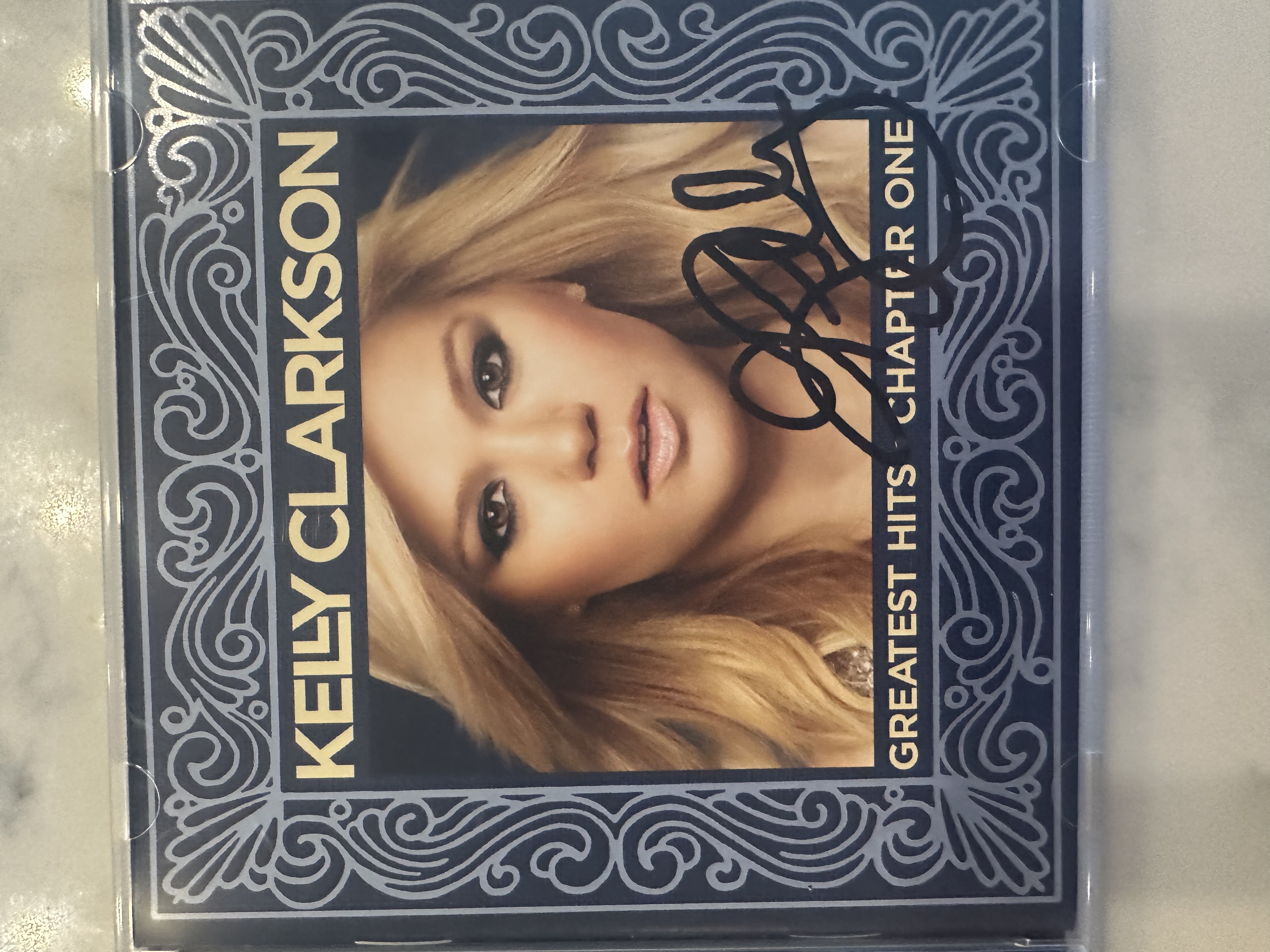 B 112591 Kelly Clarkson greatest hits chapter 1 signed autographed CD