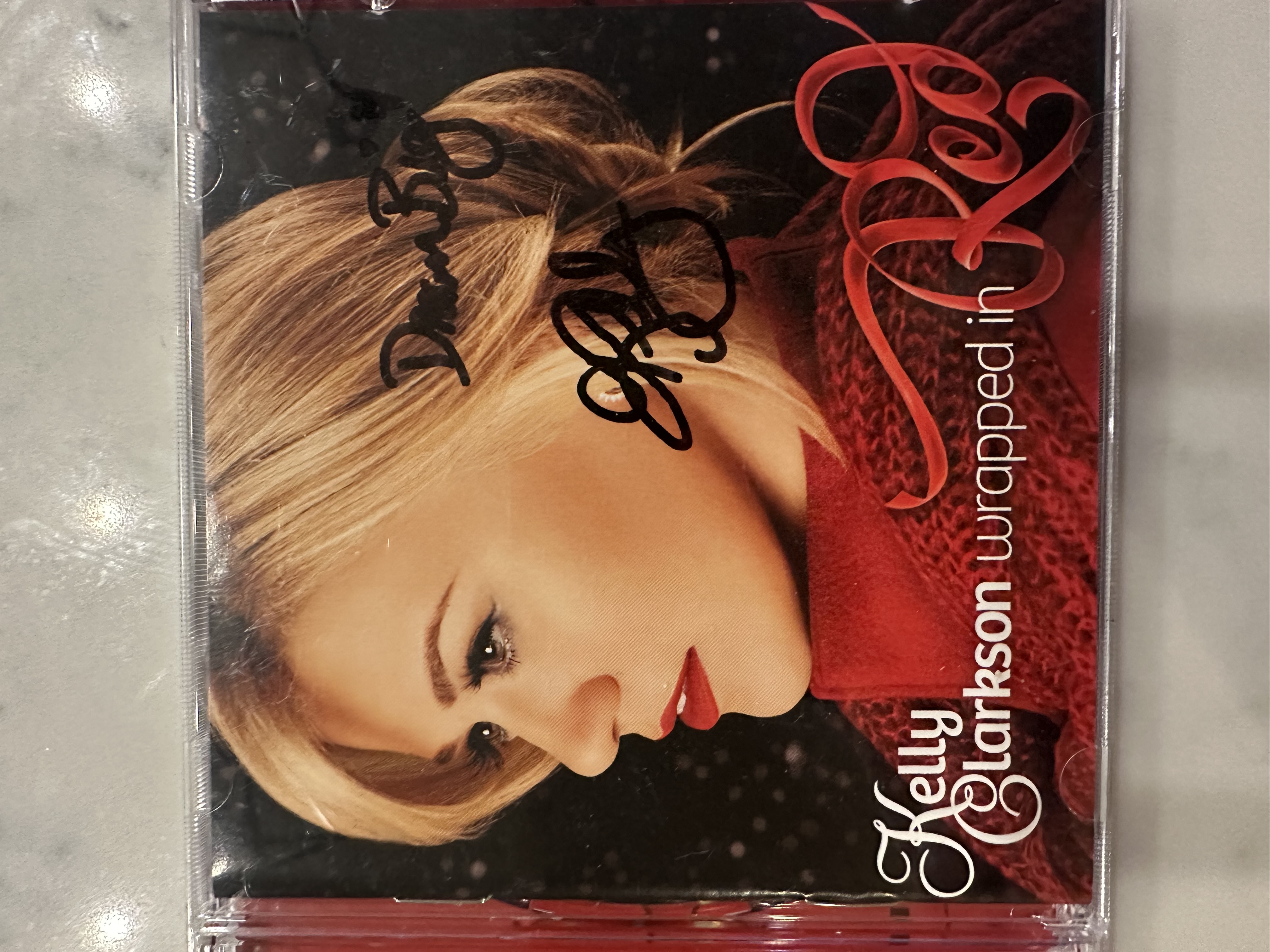 B 11255 Kelly Clarkson wrapped in red signed autograph CD book