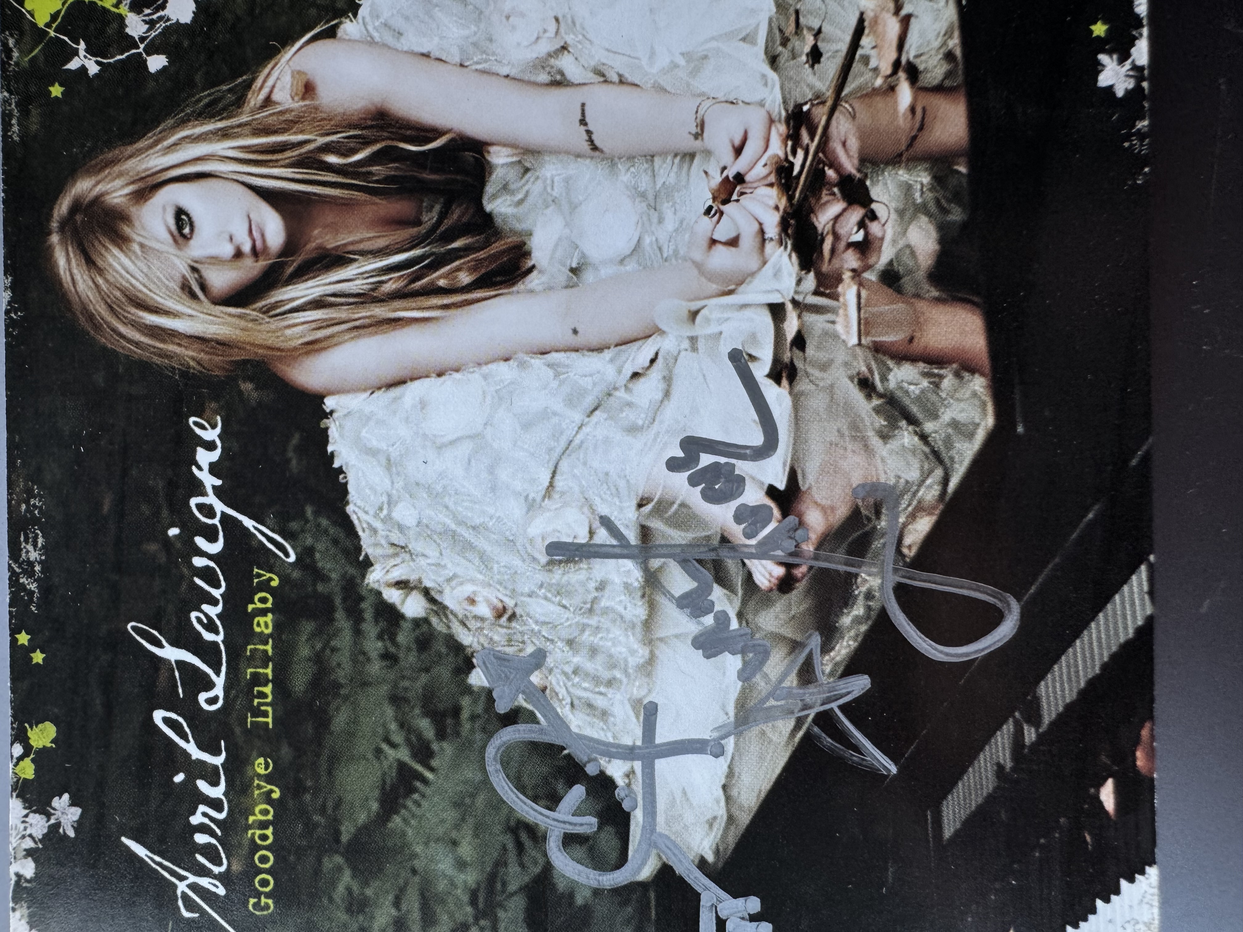 B 11296 Avril Lavigne lullaby signed autograph CD booklet
