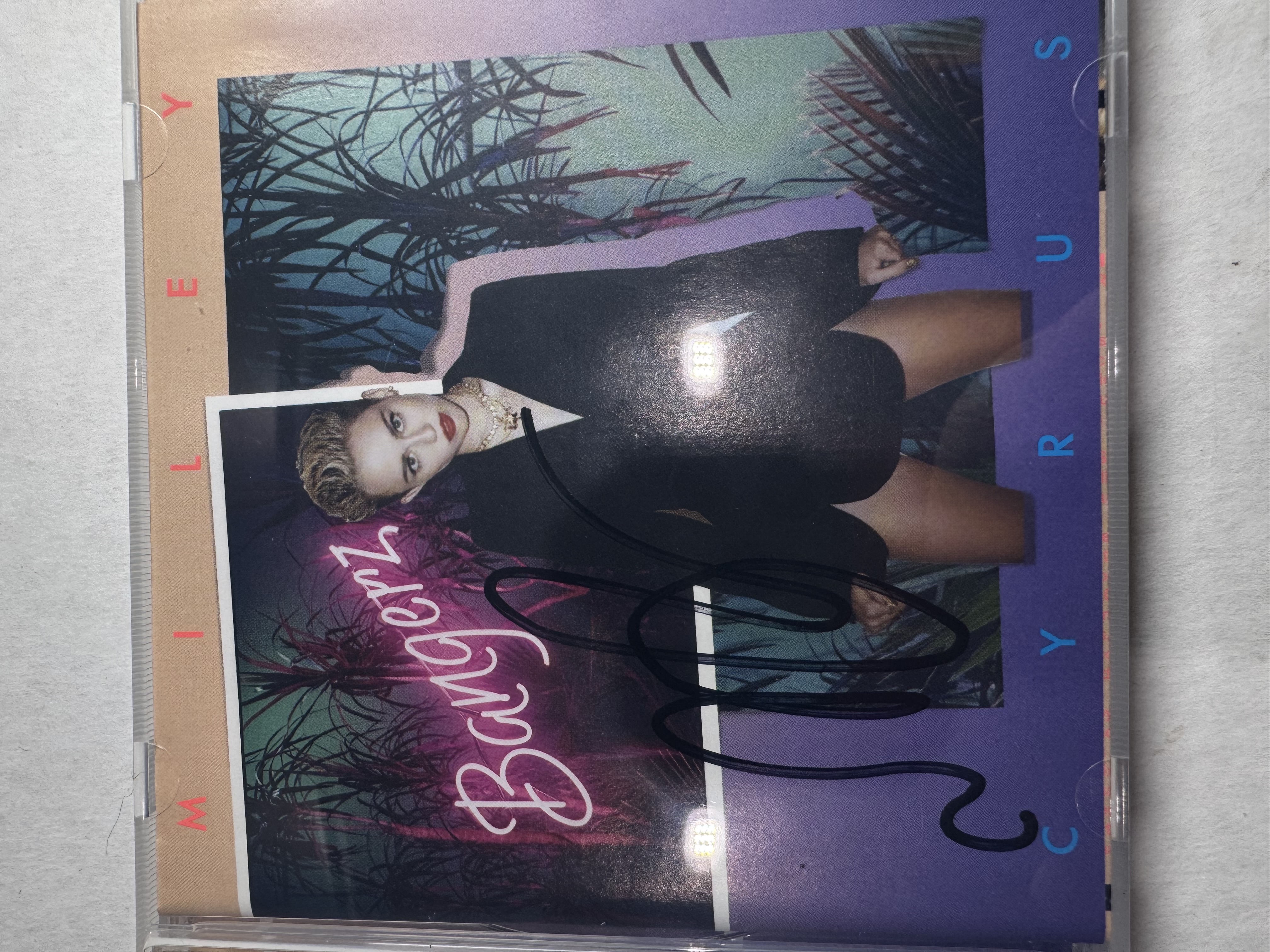 B112823 Miley Cyrus bangerz dual signed autograph CD