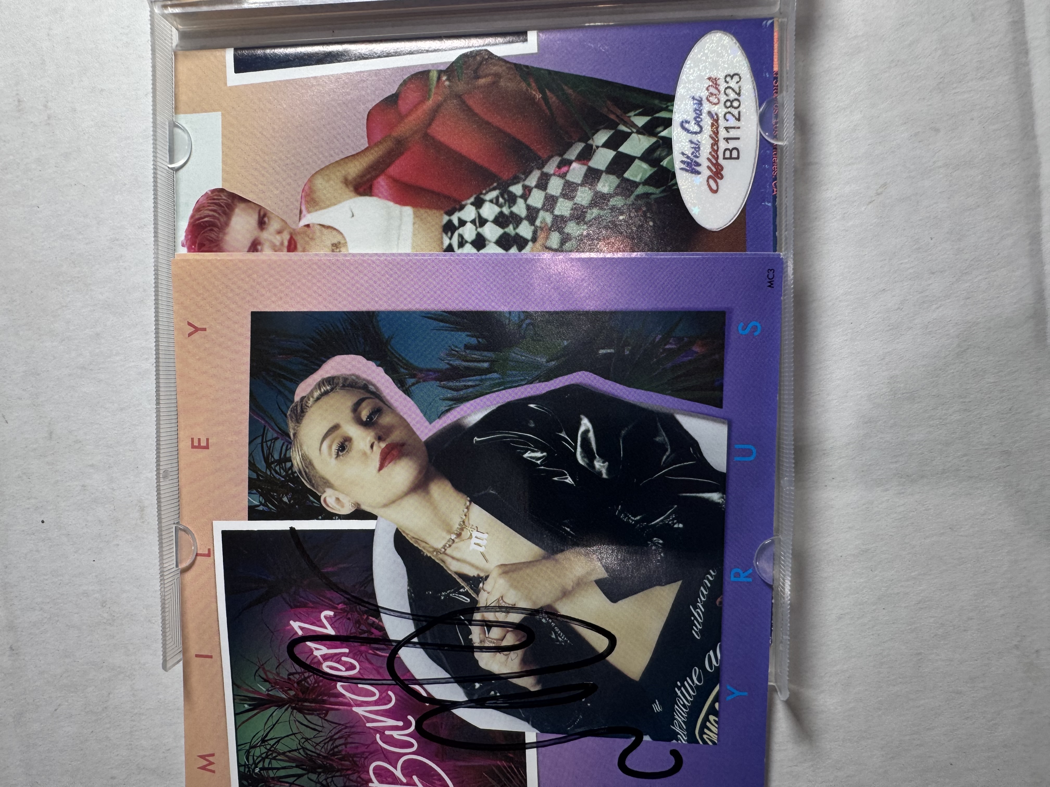B112823 Miley Cyrus bangerz dual signed autograph CD