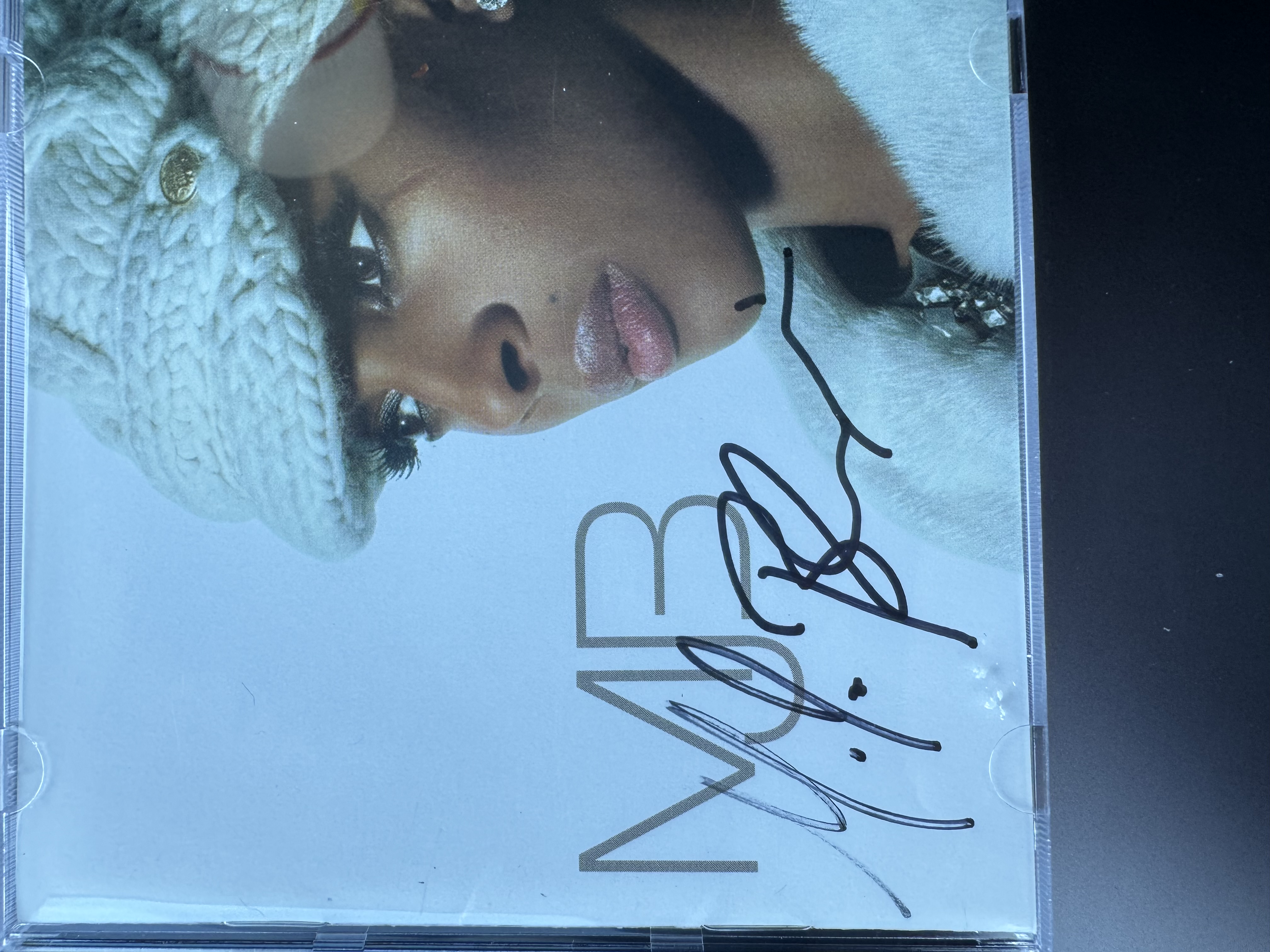 B1252 Mary J Blige Reflections signed CD Booklet 