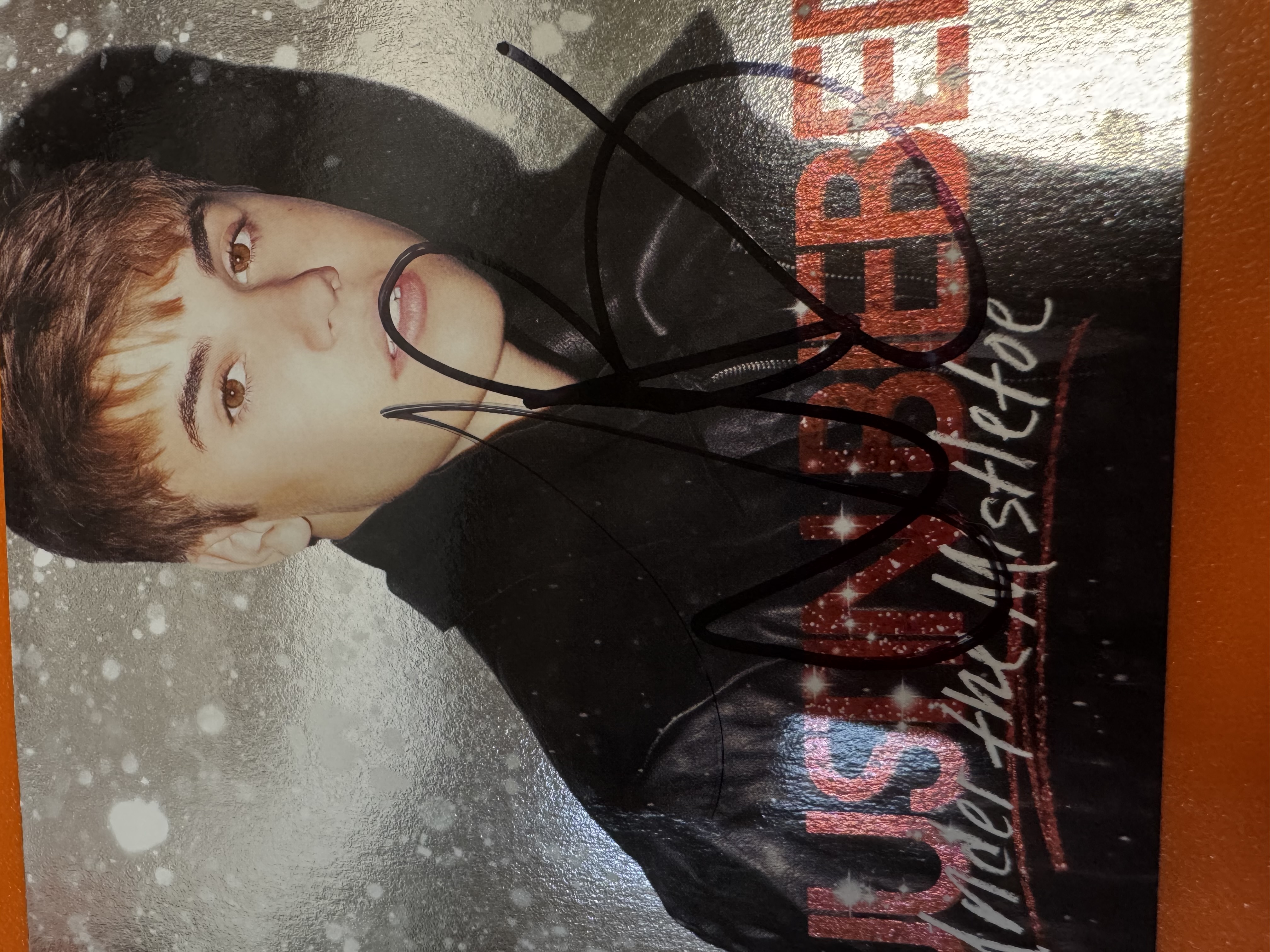 B112426 Justin Bieber under the mistletoe sign autograph CD