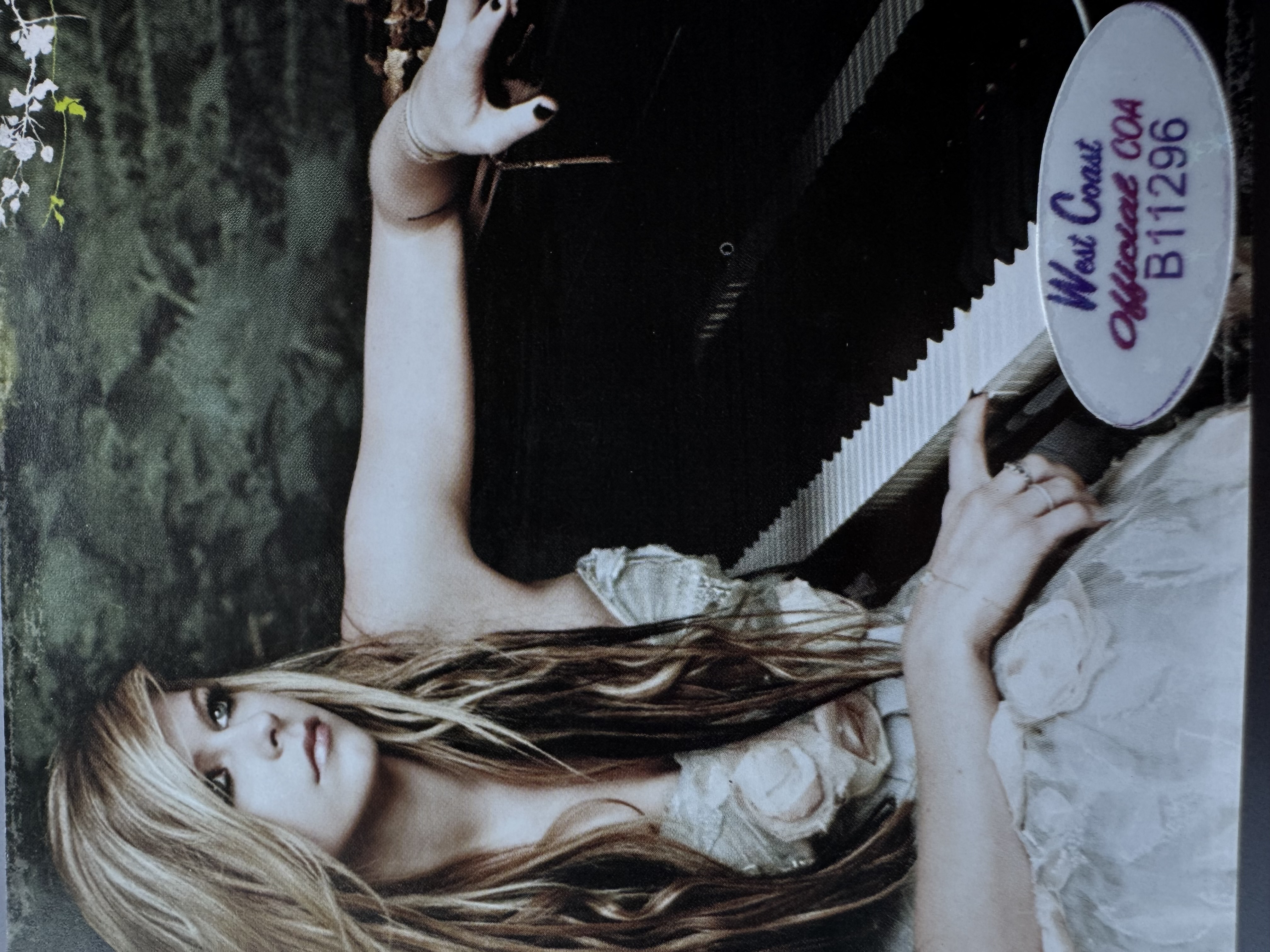 B 11296 Avril Lavigne lullaby signed autograph CD booklet