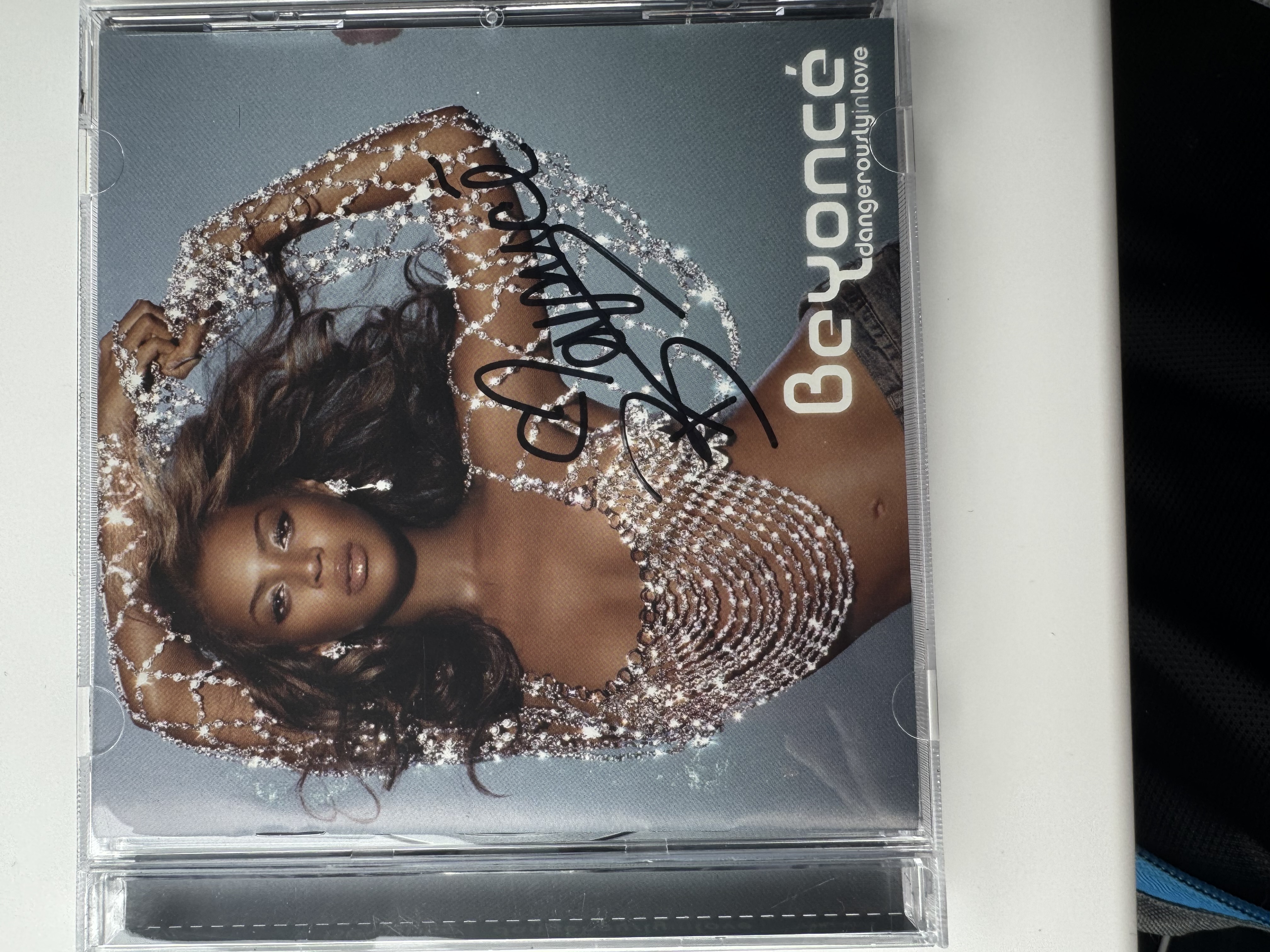 B1268 Beyoncé dangerously in love, signed, autograph CD booklet
