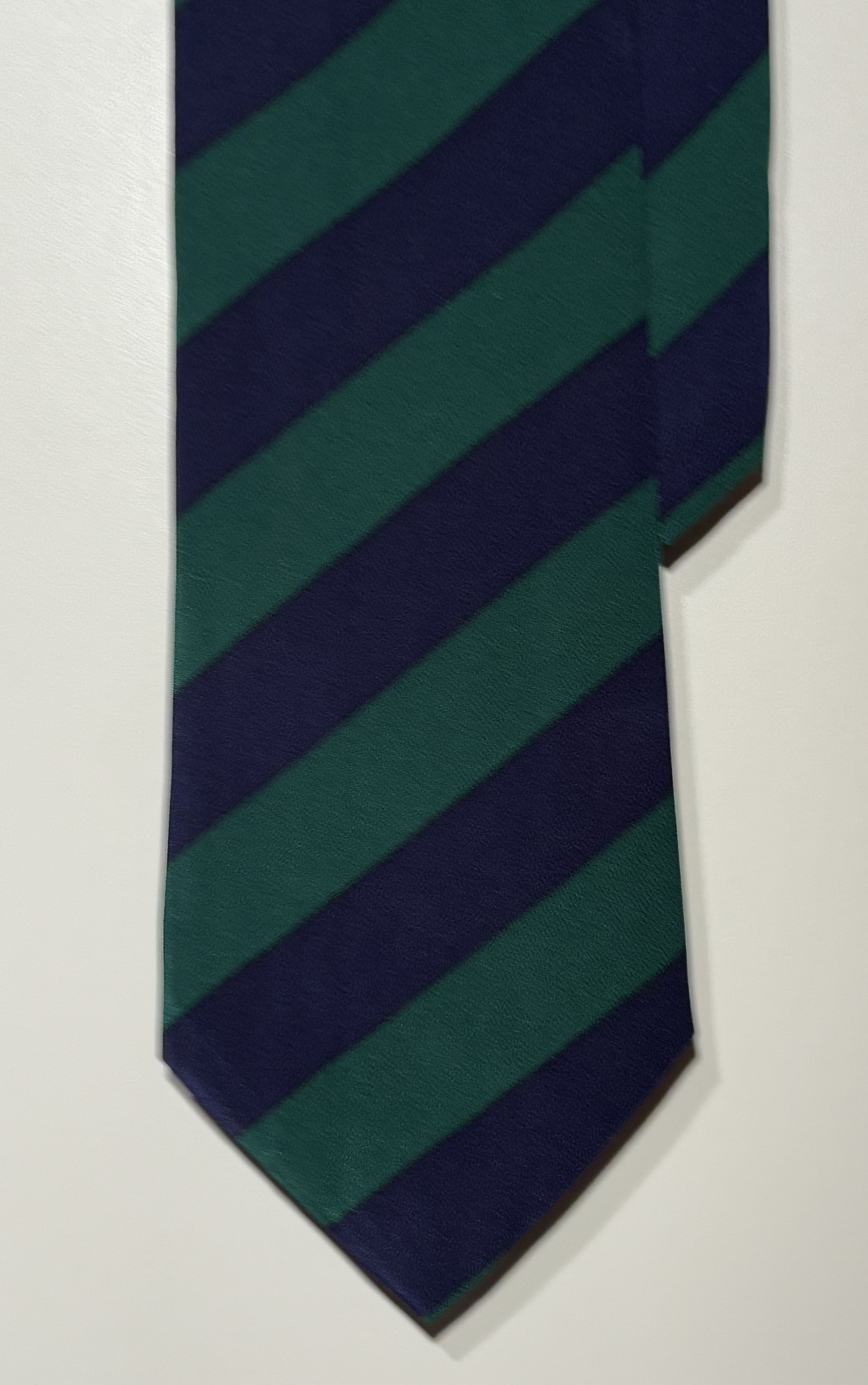 Cravate “Regimental Club” – Bleu Nuit & Vert Forêt