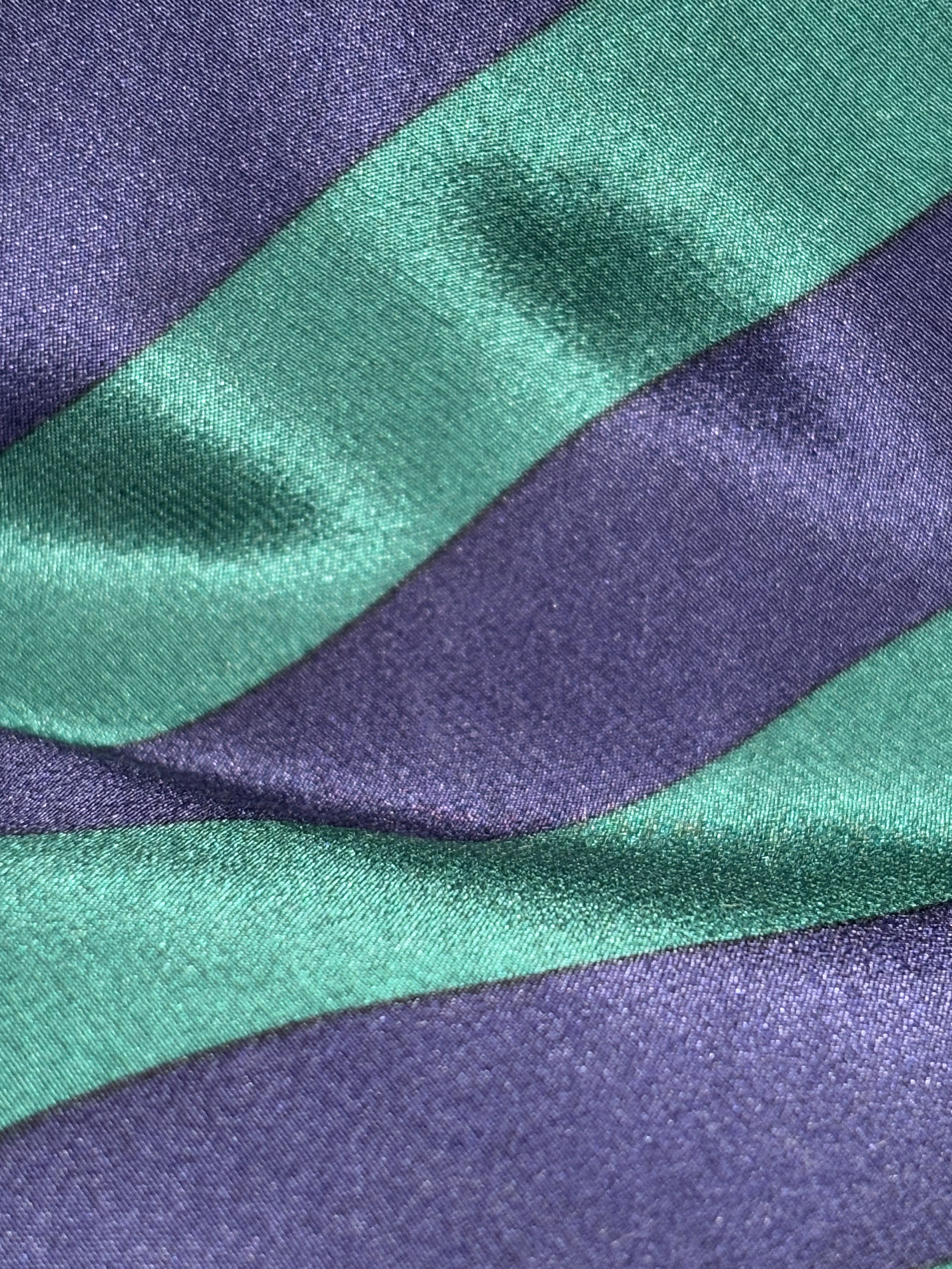 Cravate “Regimental Club” – Bleu Nuit & Vert Forêt