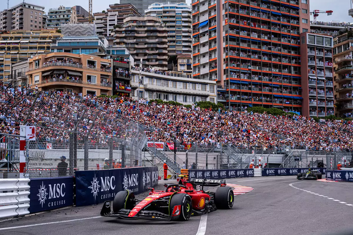 Expérience VIP en Terrasse Privée avec Vue sur le Circuit 🏁🥂