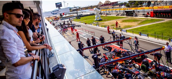 Expérience VIP en Terrasse Privée avec Vue sur le Circuit 🏁🥂