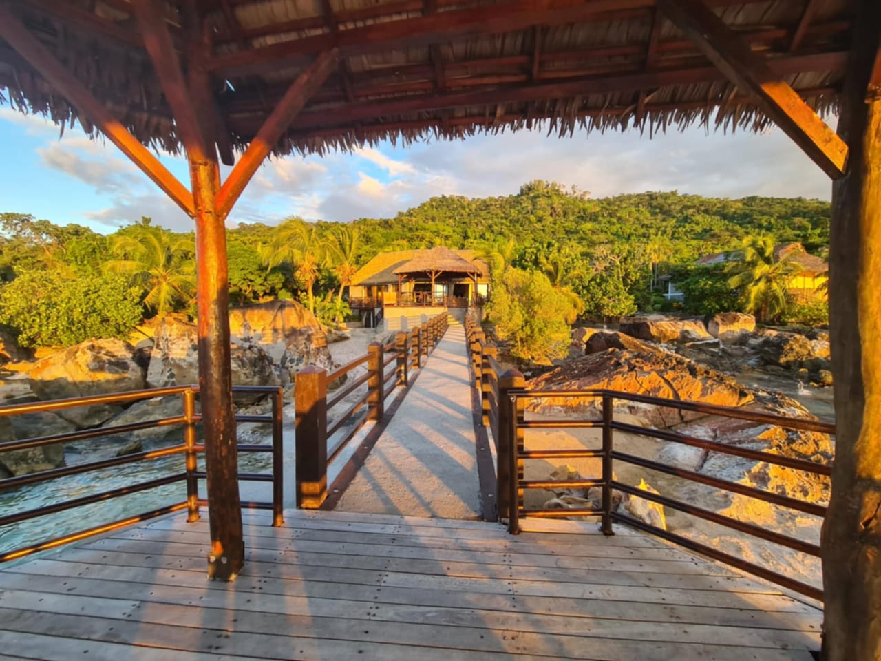 Ponton de luxe à Nosy Komba 🌴✨