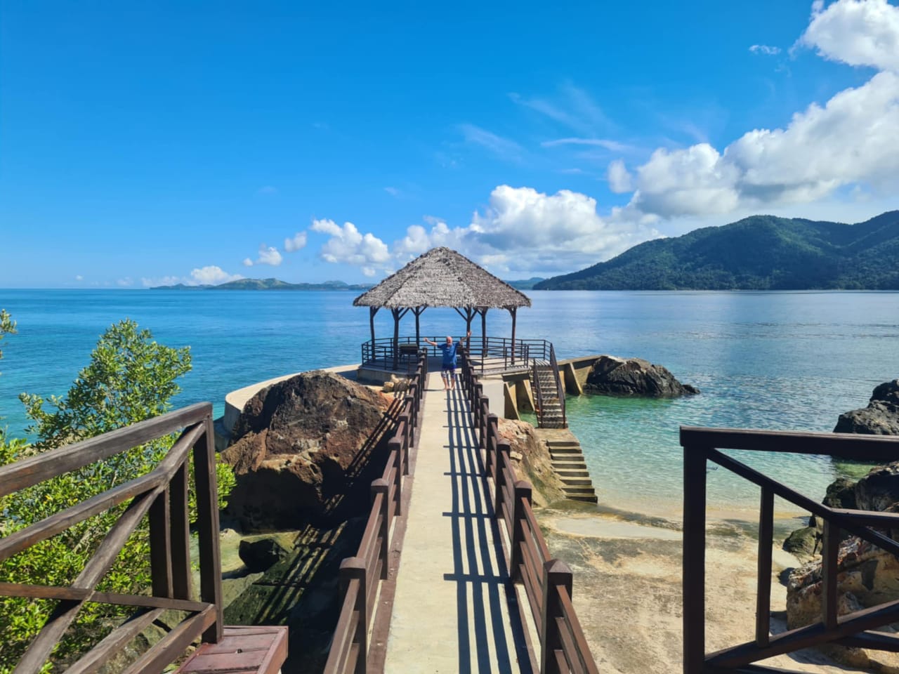 Ponton de luxe à Nosy Komba 🌴✨