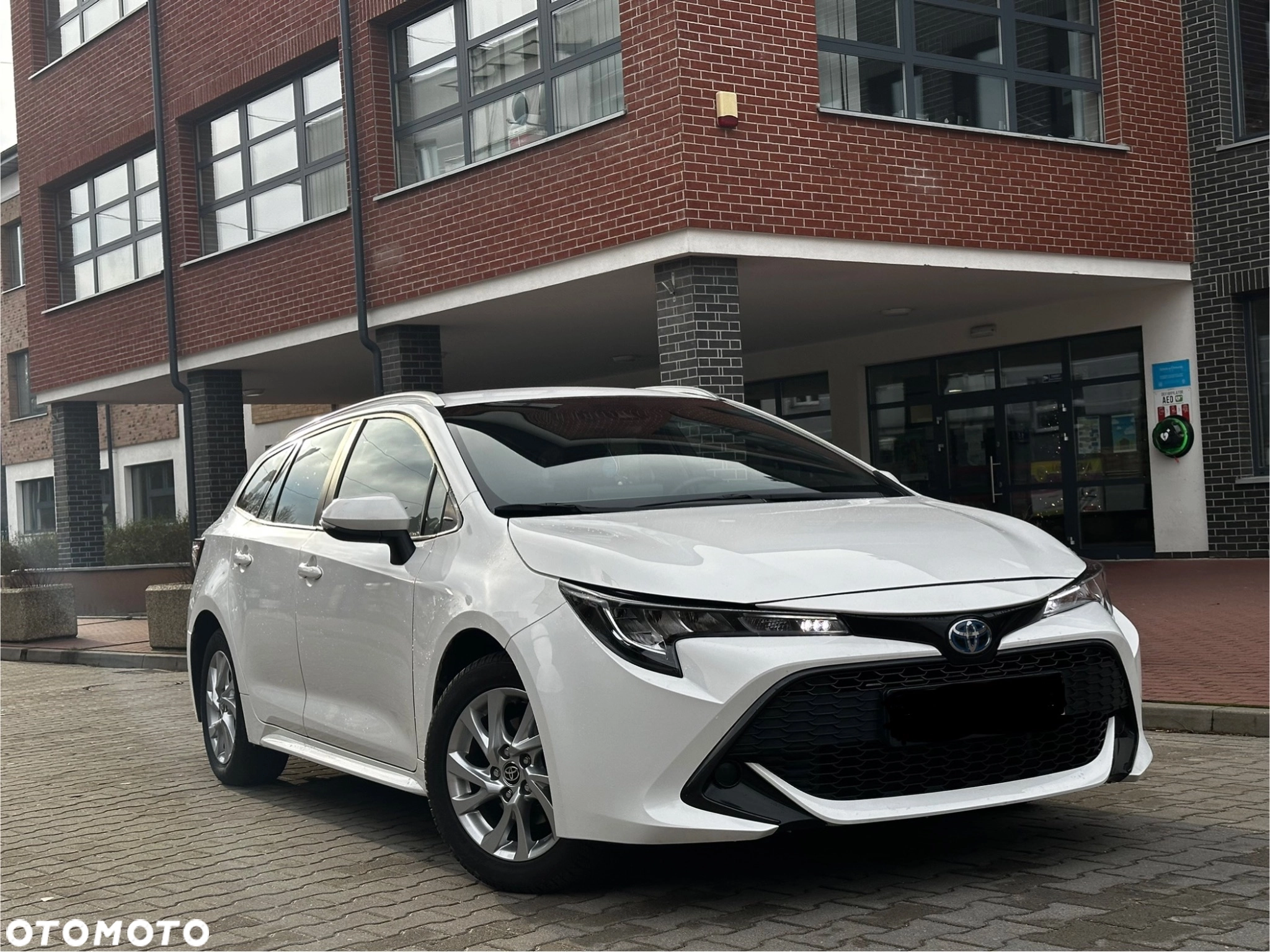 Sprzedam Toyota Corolla 1.8 Hybrid – Jak Nowa, 2022 Rok
