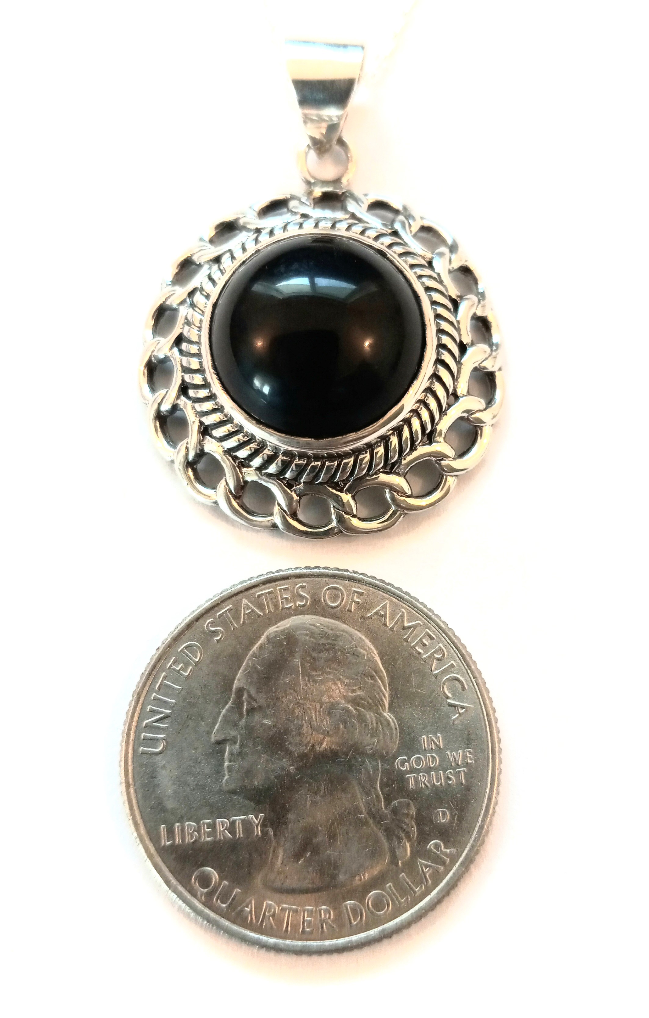 Black Onyx pendant set in sterling silver (rnd).