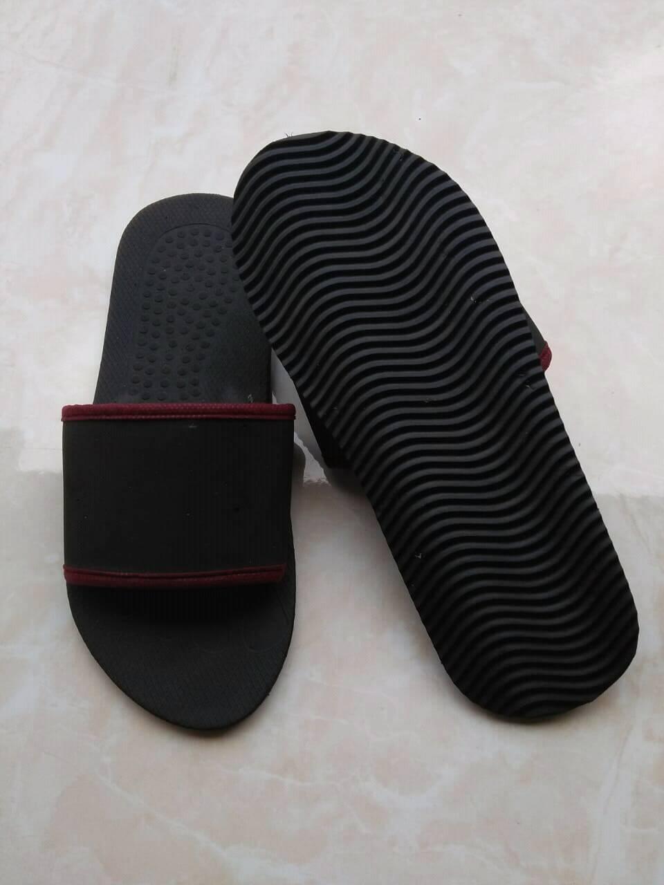 Sandal hitam kasual