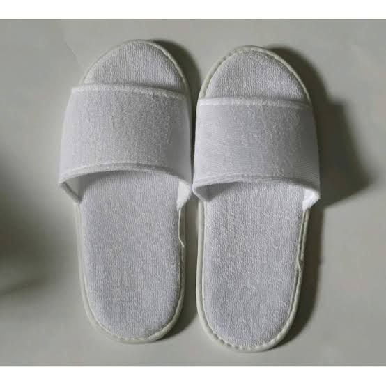 Sandal Hotel Putih