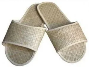 Sandal anyaman bambu