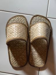 Sandal anyaman bambu