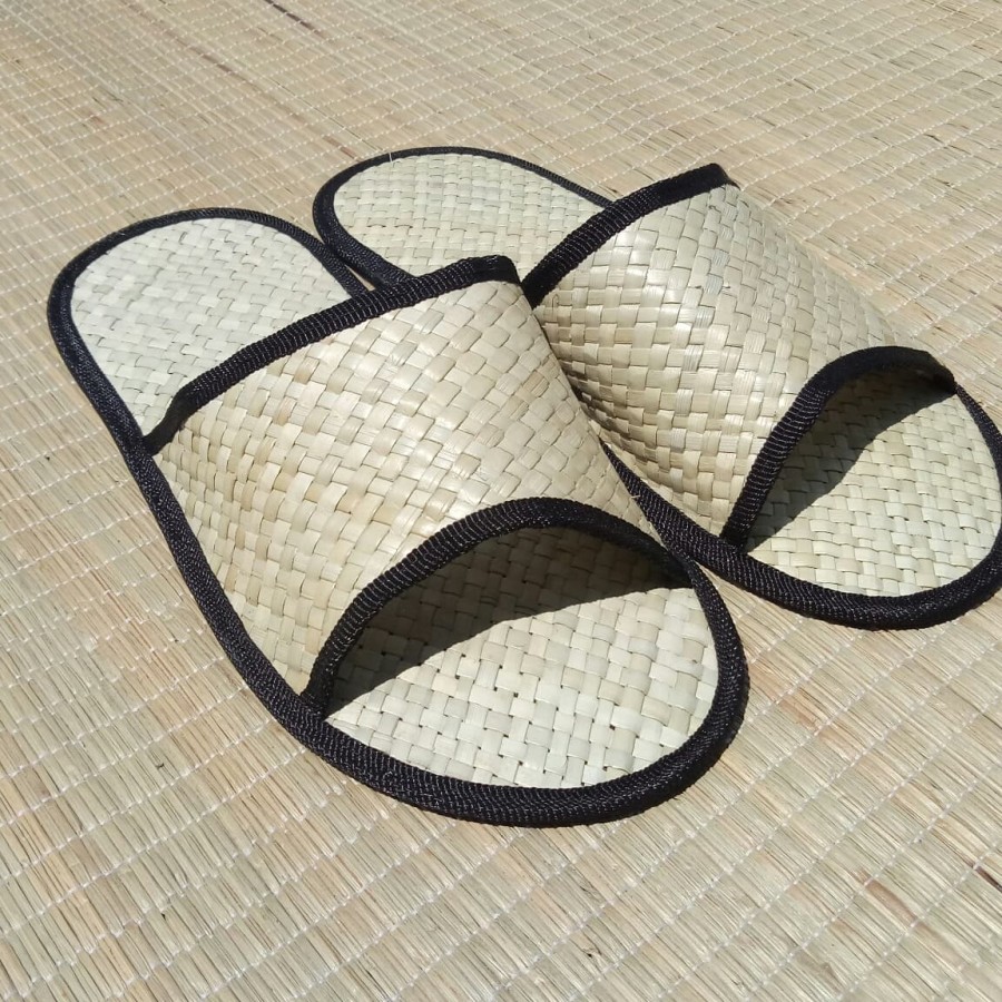 Sandal anyaman pandan