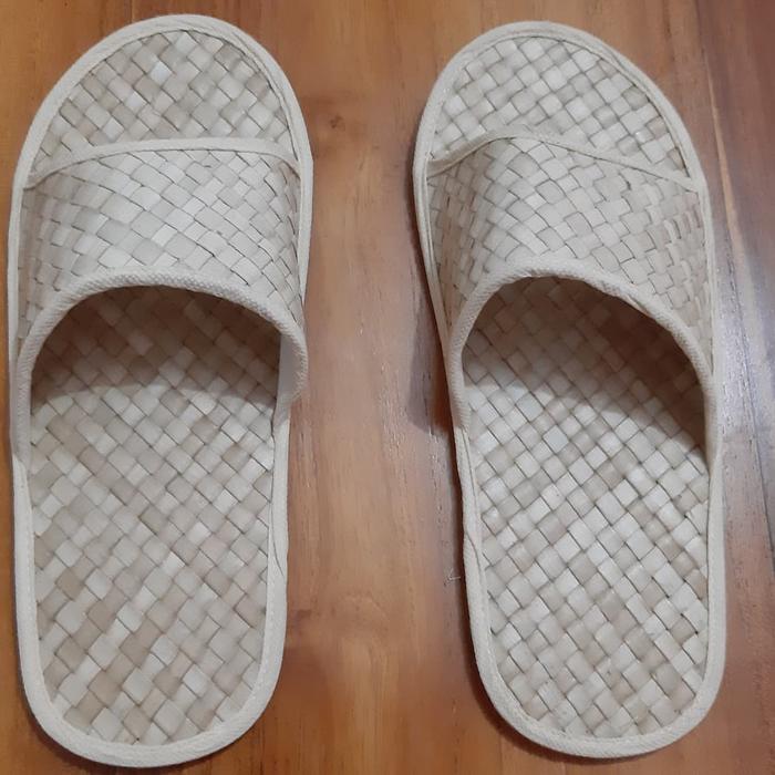 Sandal anyaman rotan