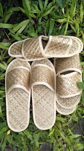 Sandal anyaman bambu