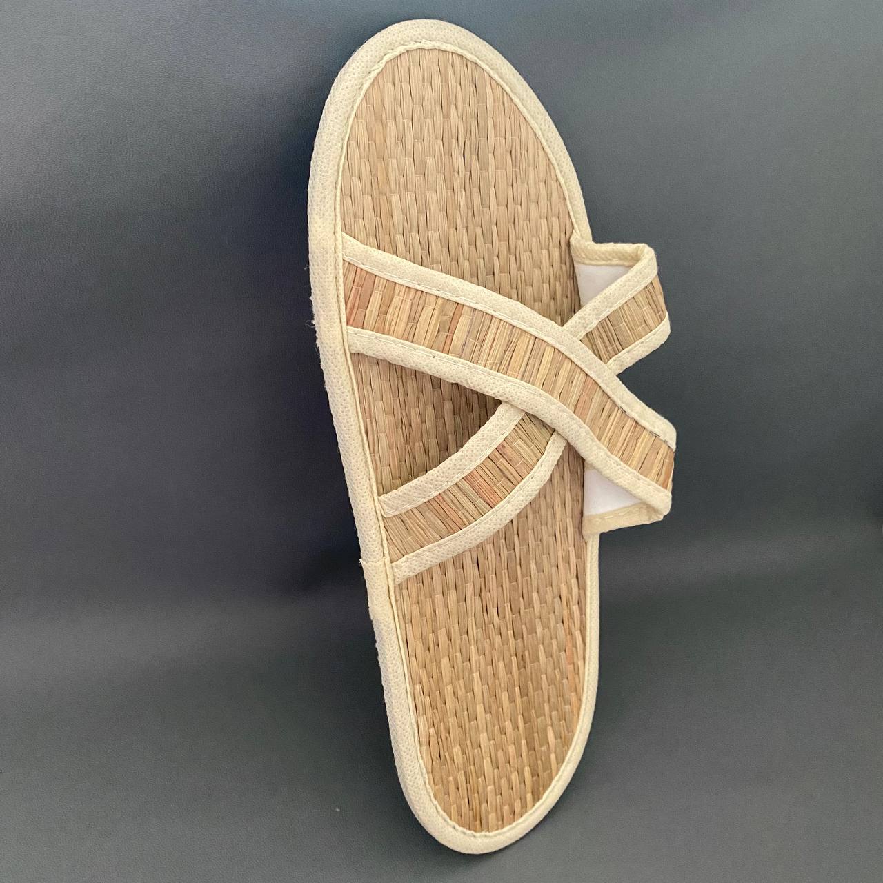 souvenir anyaman sandal