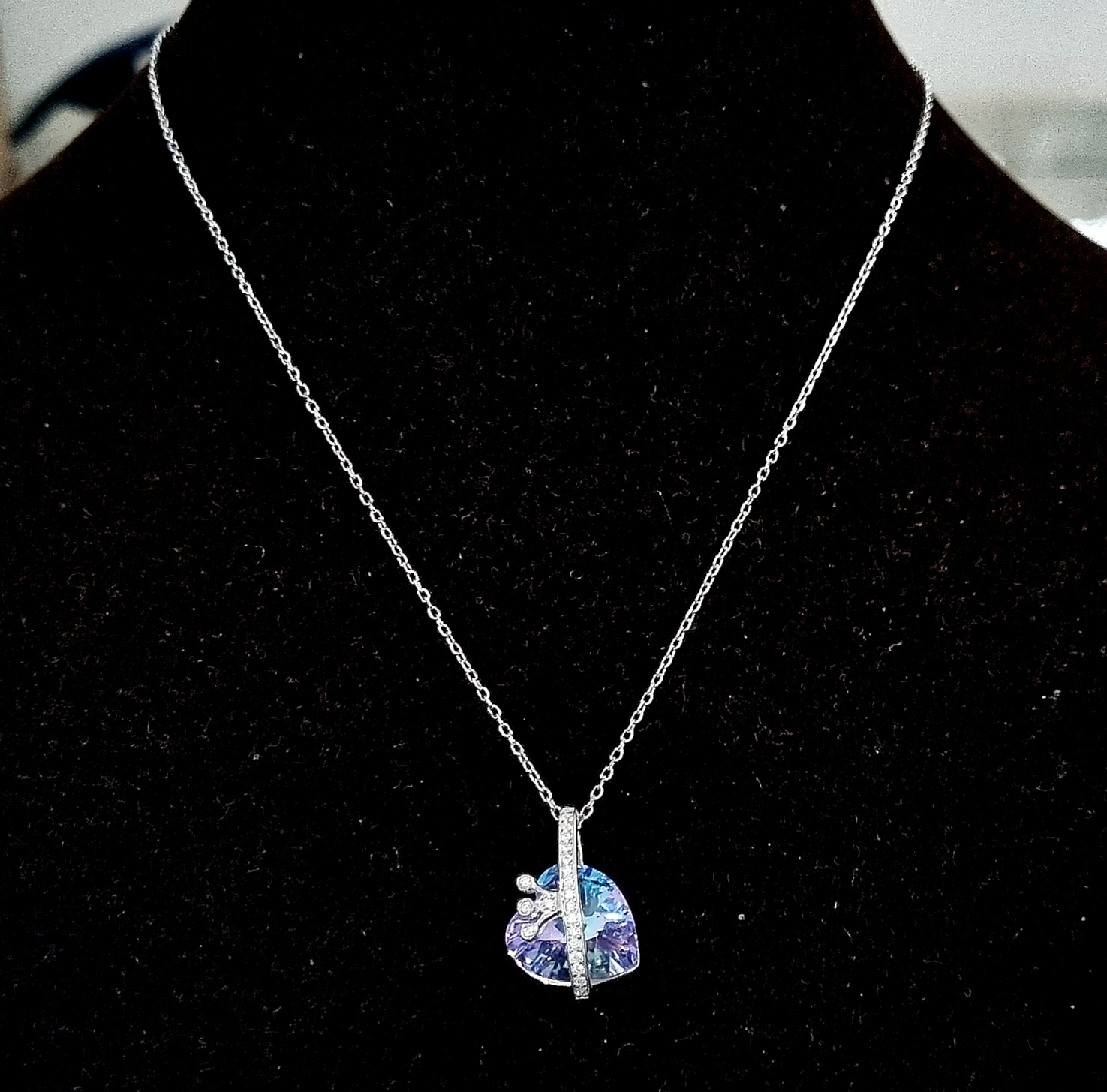 Heart-shaped Pendant Necklace