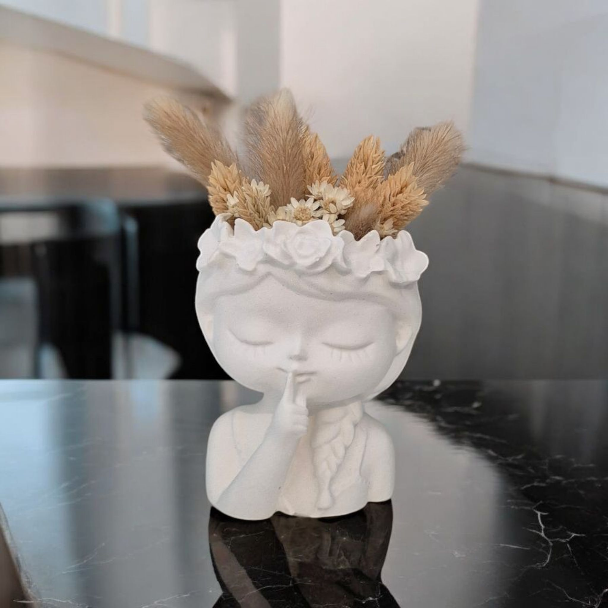 Blumenvase mit Trockenblumen