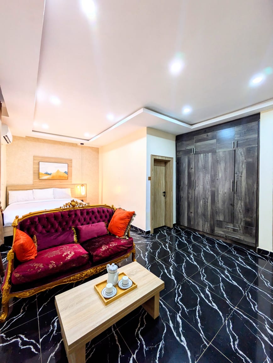 3 Bedroom in Jahi + Starlink + free complimentary breakfast every morning for 2 people
