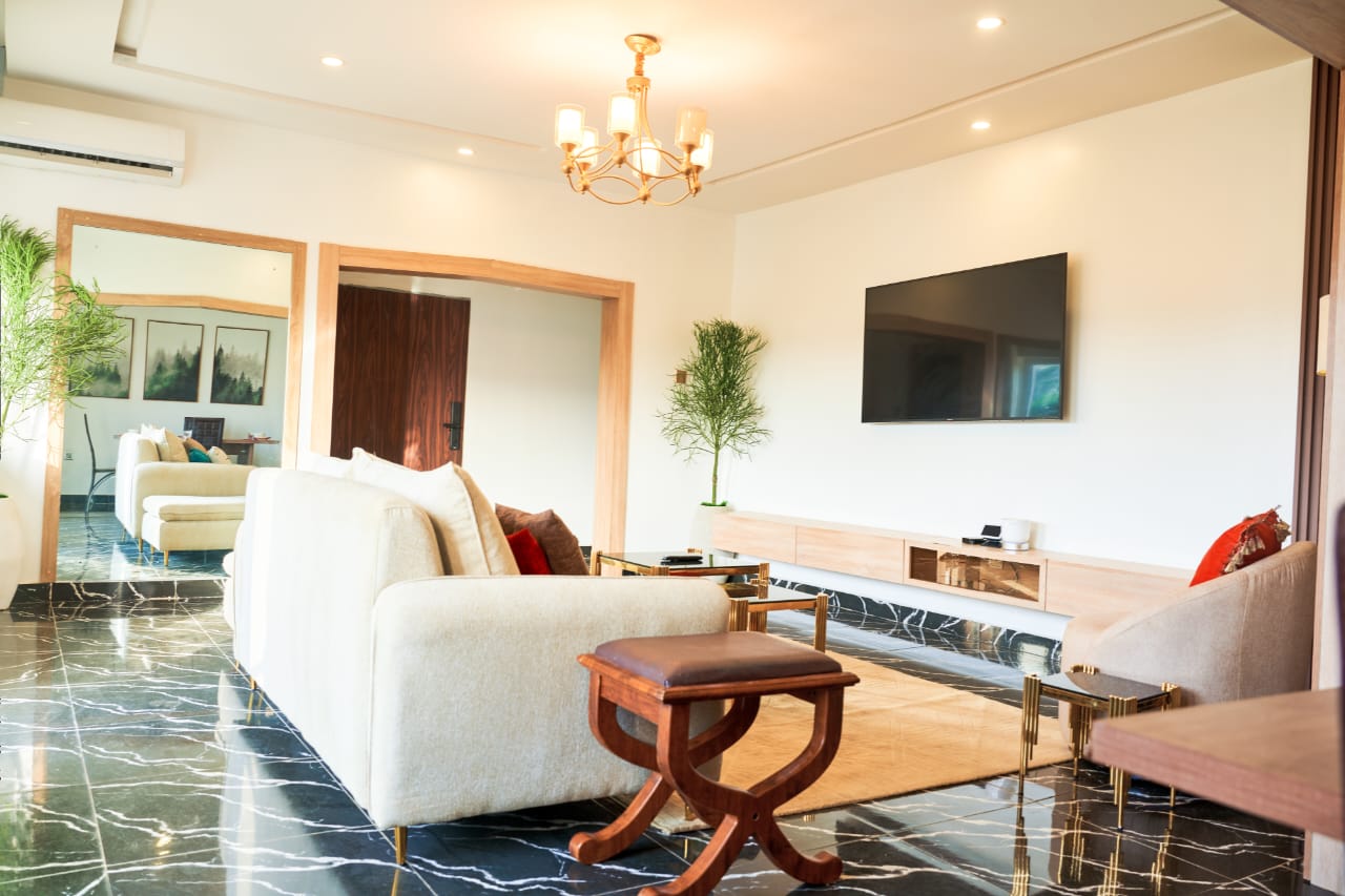 3 Bedroom in Jahi + Starlink + free complimentary breakfast every morning for 2 people