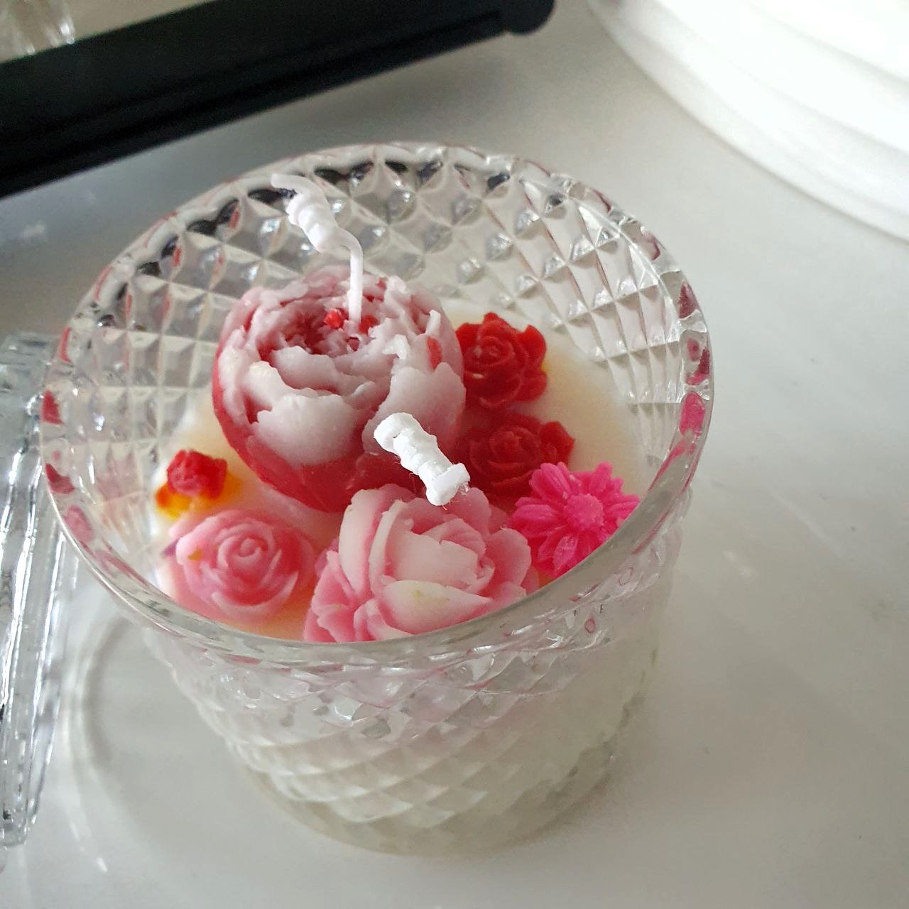 Floral Spring Kerze mit Blumendekoration