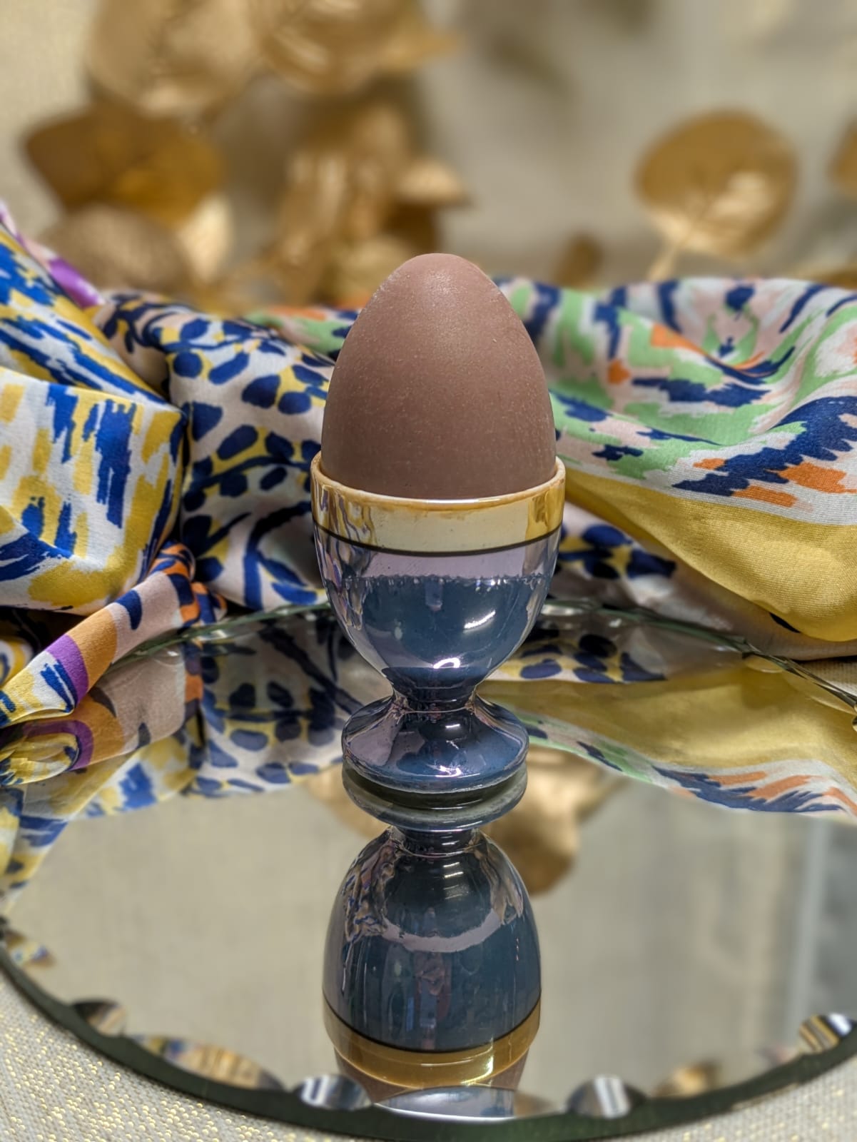 Coquetier irisé et son savon en forme d'œuf