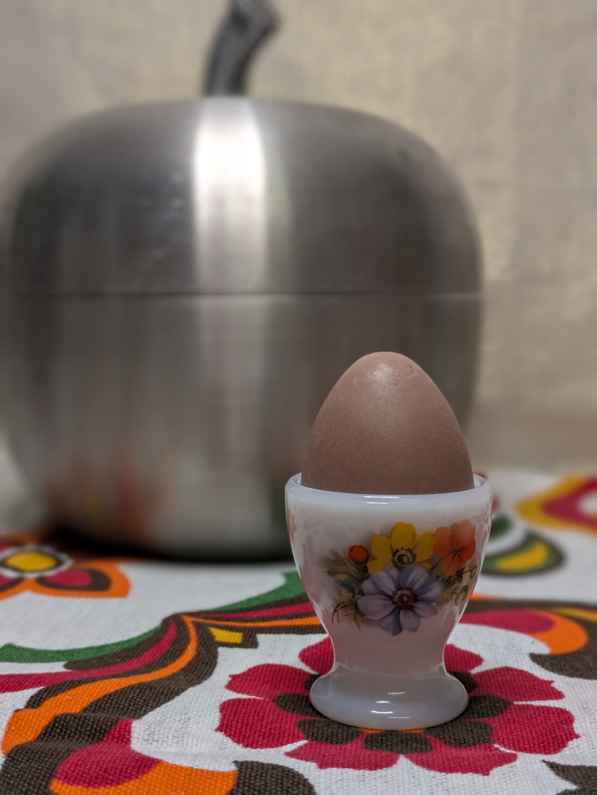 Coquetier fleuri vintage Arcopal et son œuf en savon