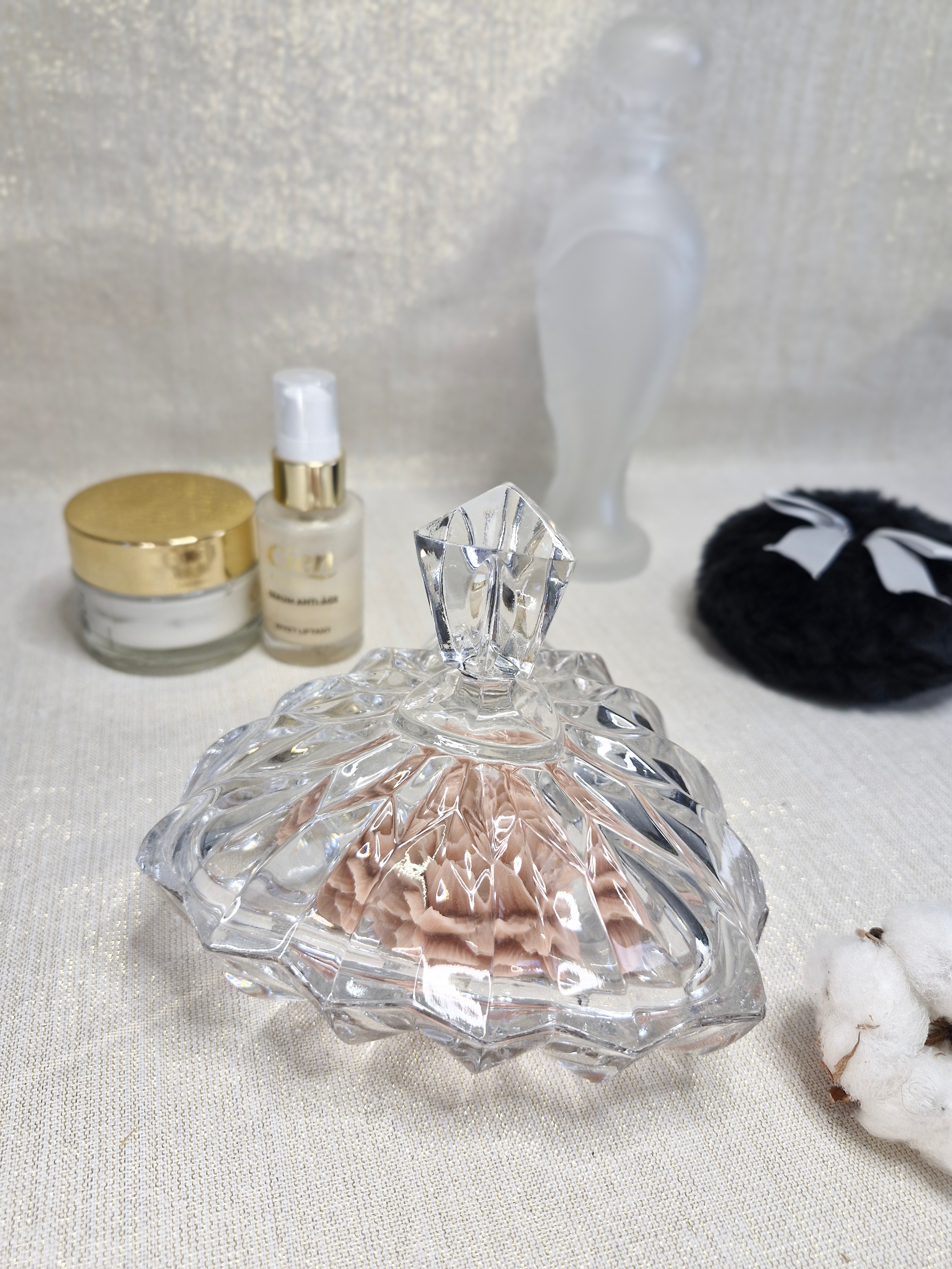 Bonbonnière en cristal avec couvercle et savon pivoine