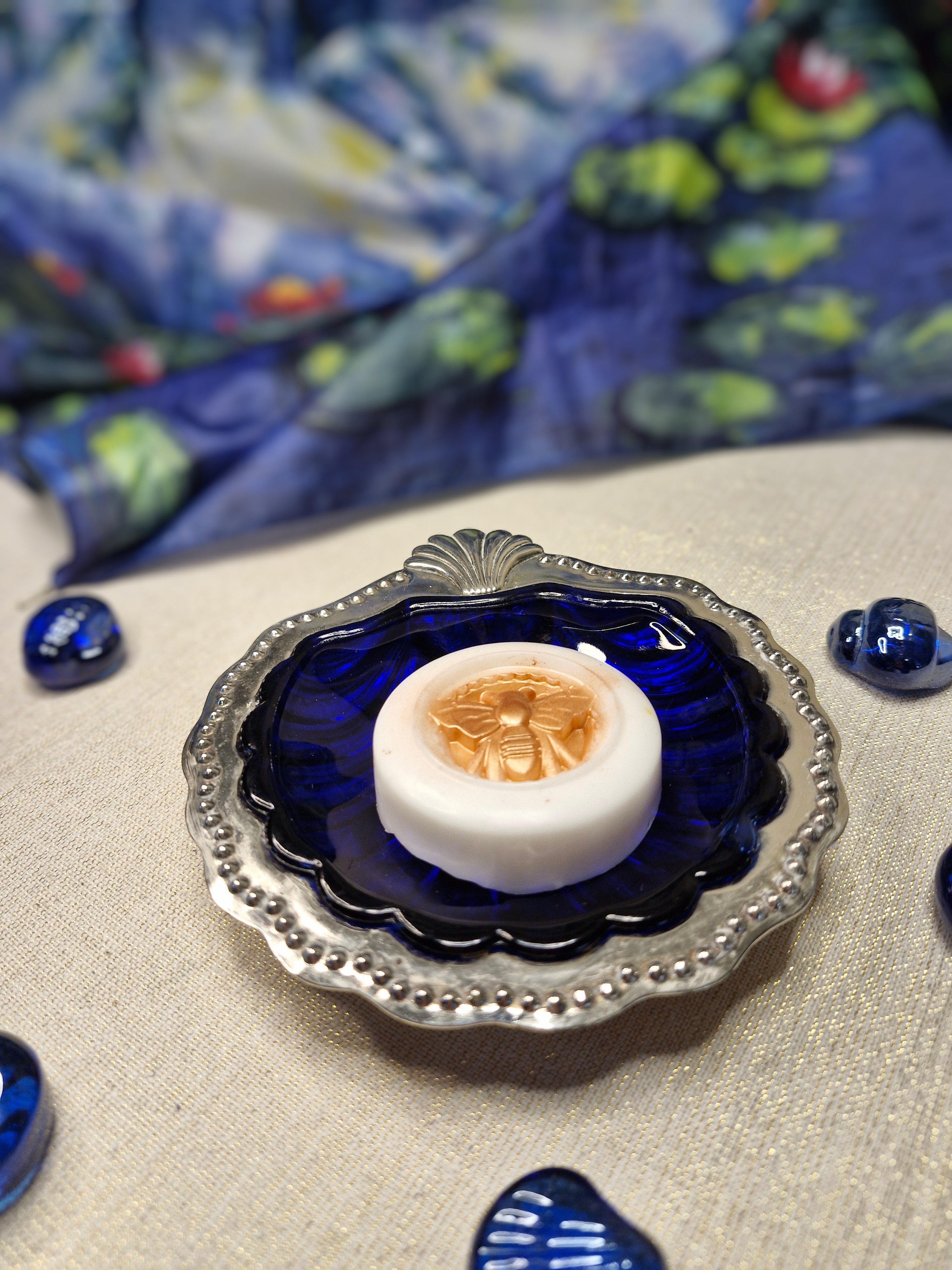 Porte savon vintage verre bleu et métal argenté avec son savon