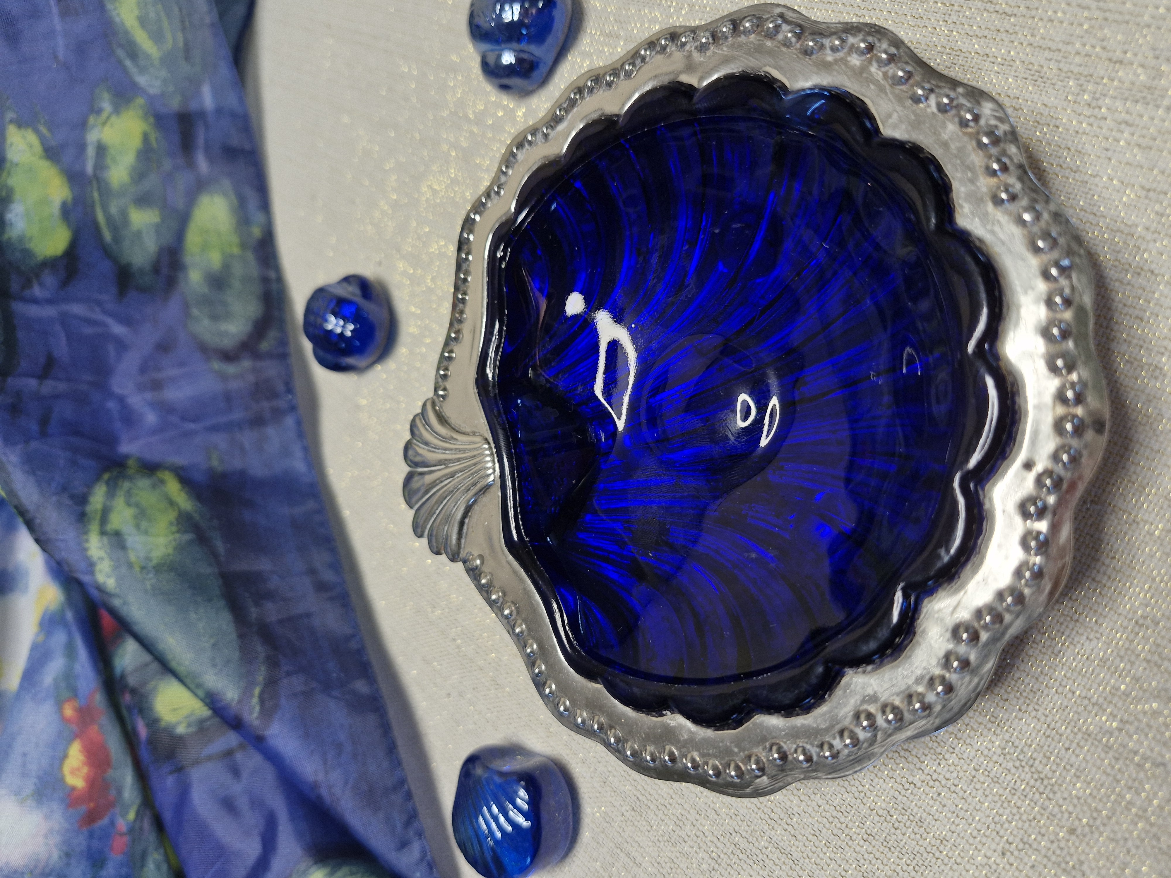 Porte savon vintage verre bleu et métal argenté avec son savon