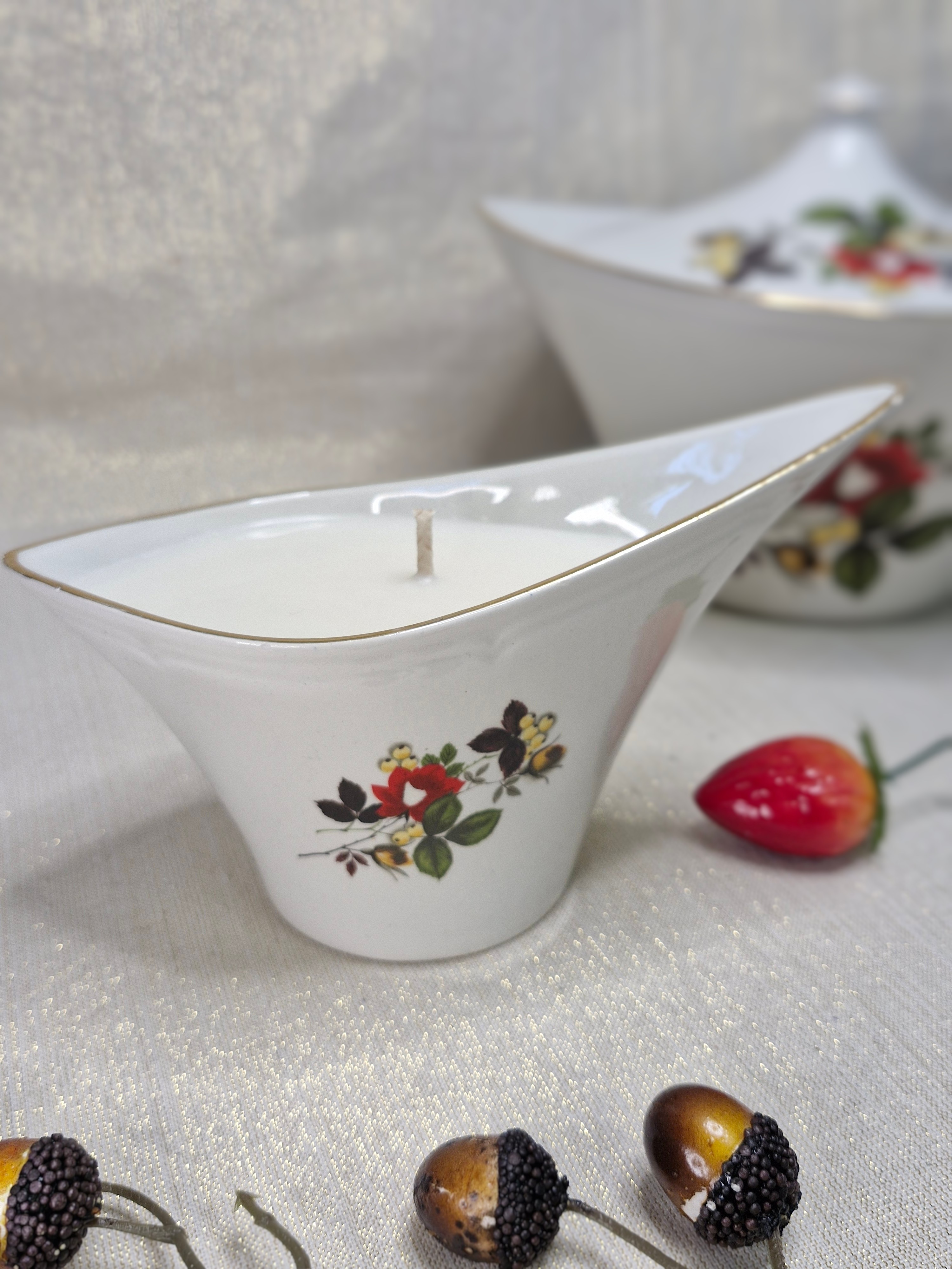 Elégante saucière en porcelaine de la Manufacture Moulin des Loups, collection Butterfly