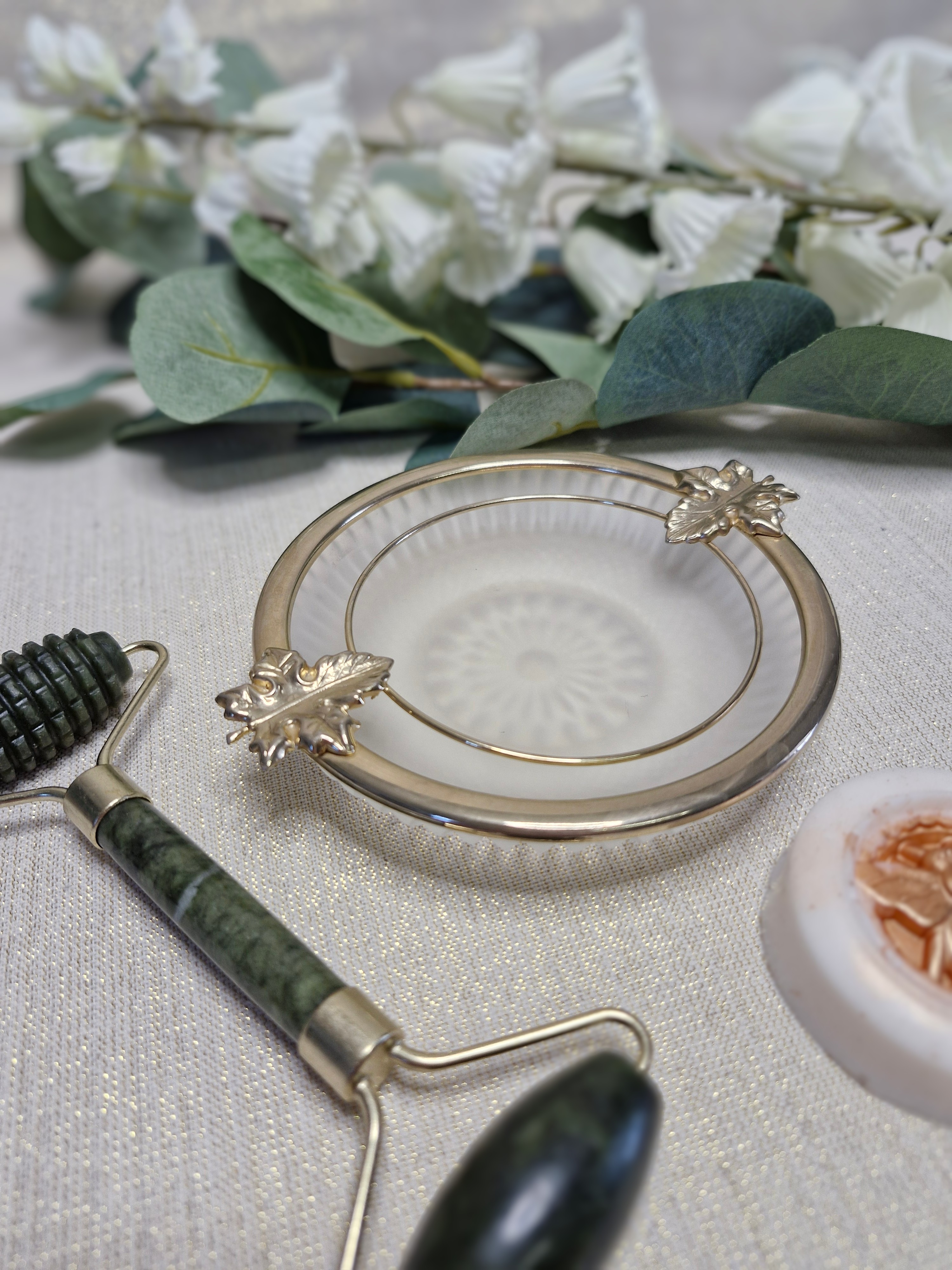 Cendrier ancien vintage en verre ciselé et métal doré avec son savon