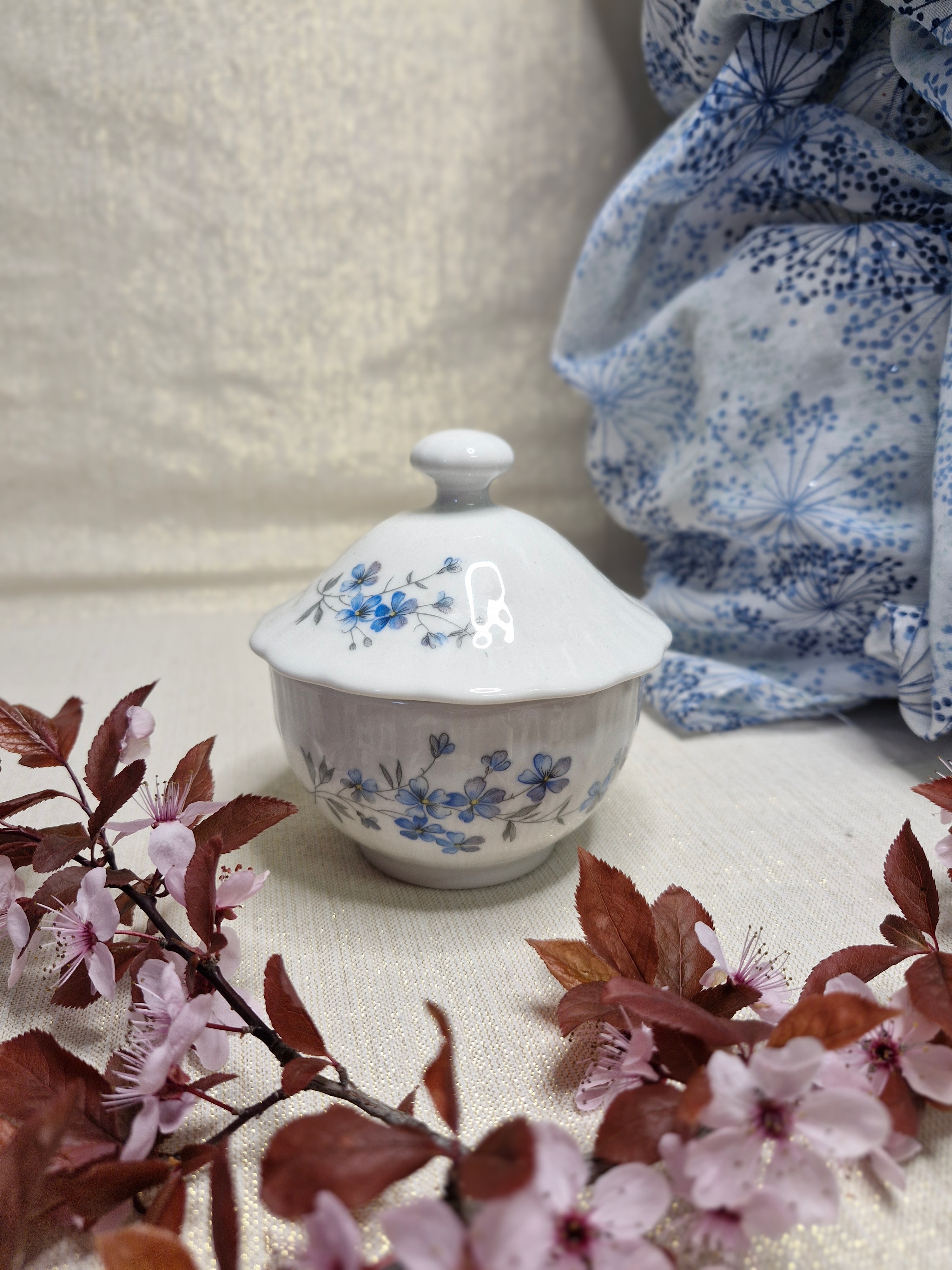 Bonbonnière en porcelaine de Bavière Winterling motif Myosotis