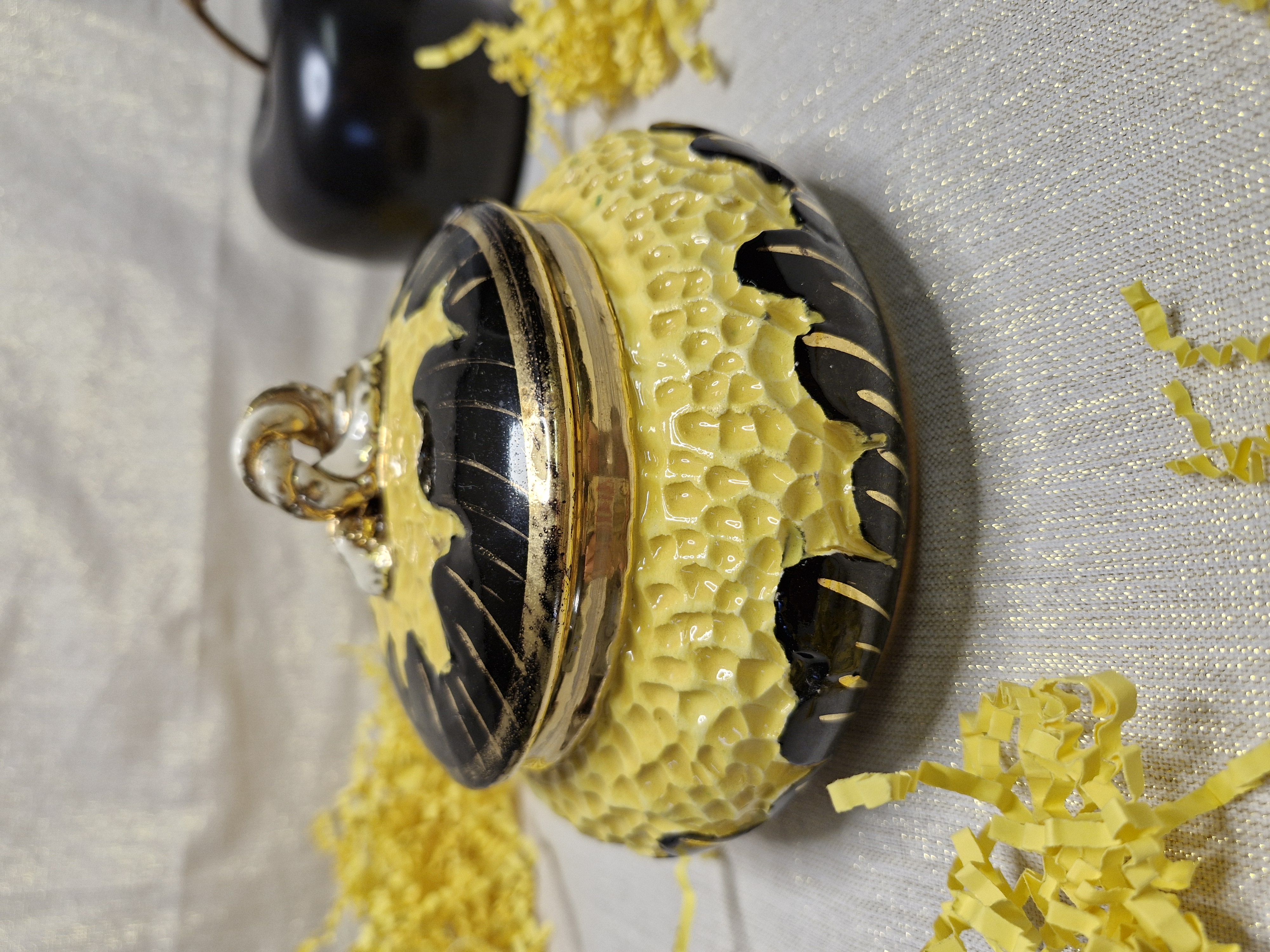 Bonbonnière ancienne Vallauris, noir, jaune et dorée