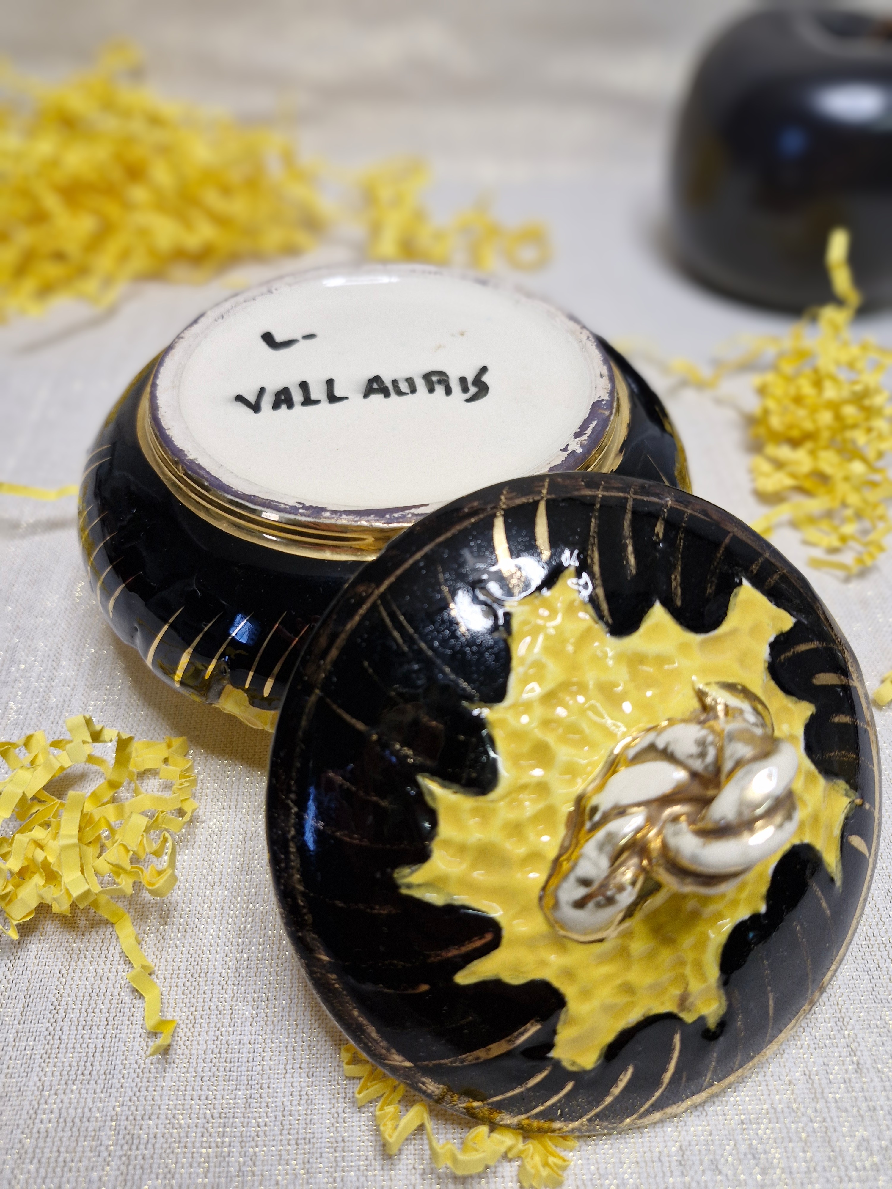 Bonbonnière ancienne Vallauris, noir, jaune et dorée