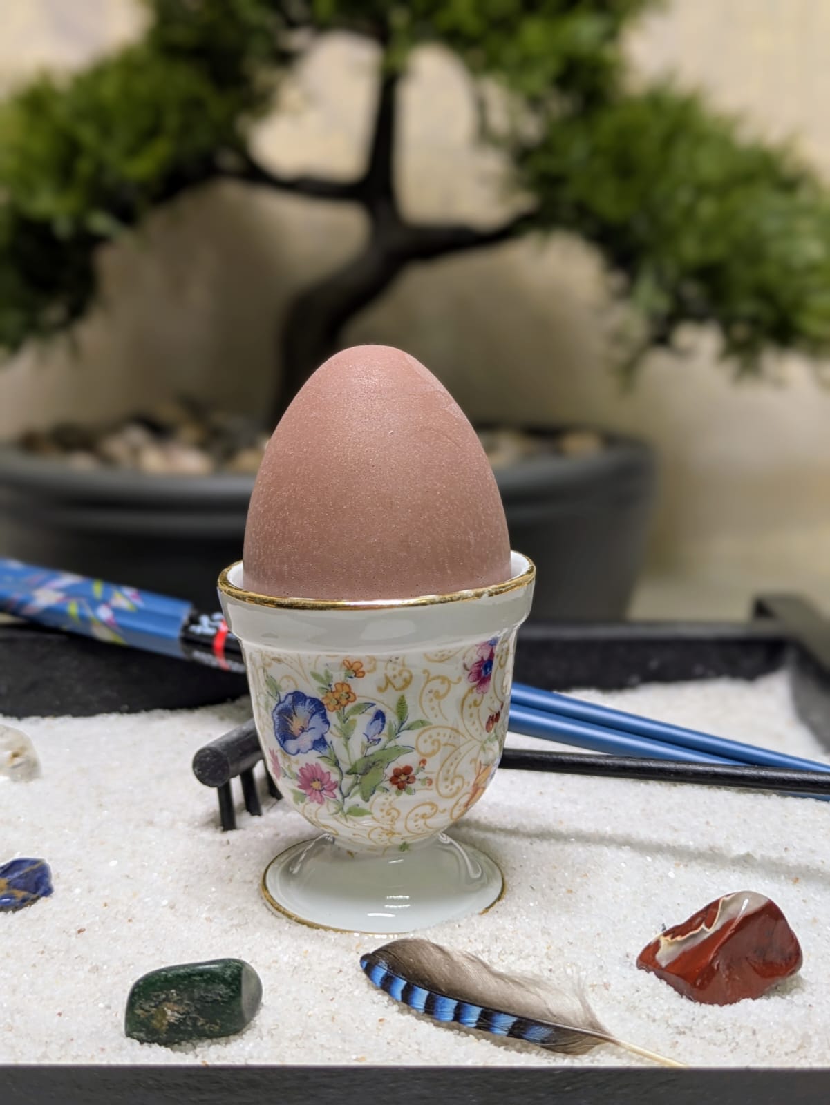 Elégant porte œuf avec motifs floraux, œuf en savon