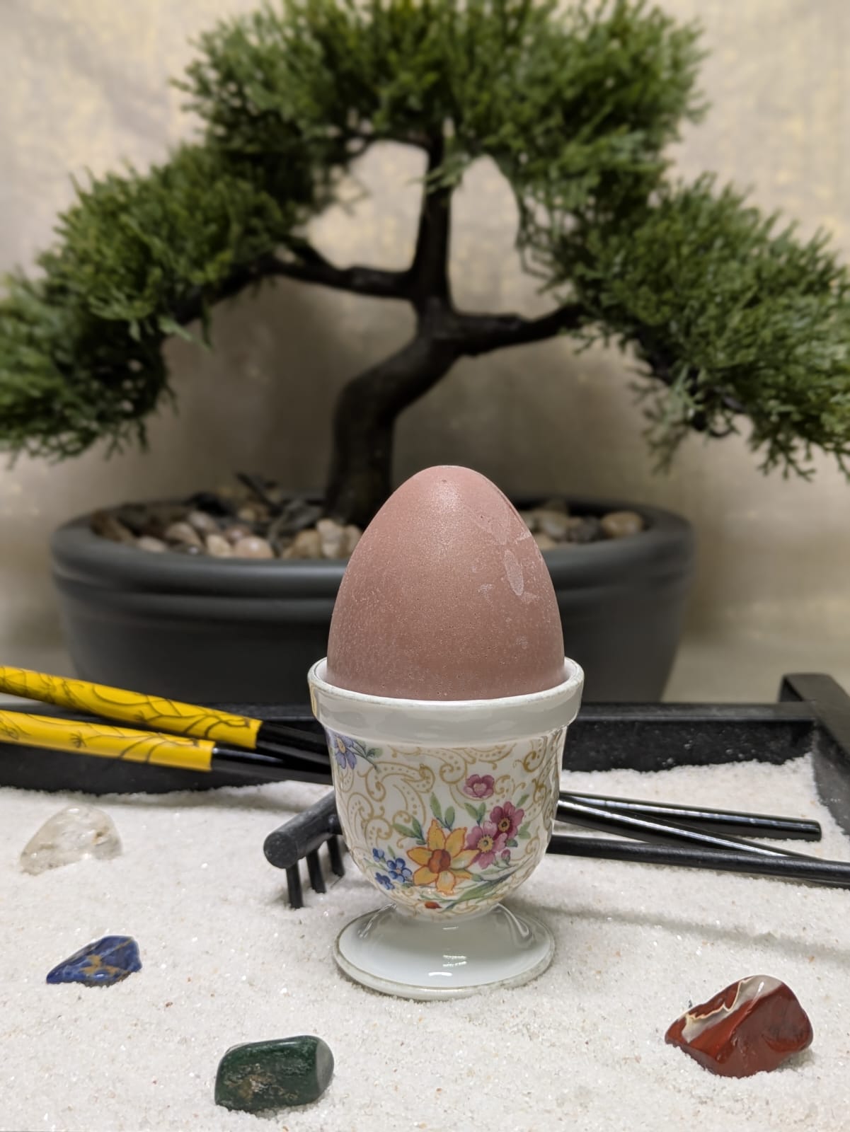 Elégant porte œuf avec motifs floraux, œuf en savon