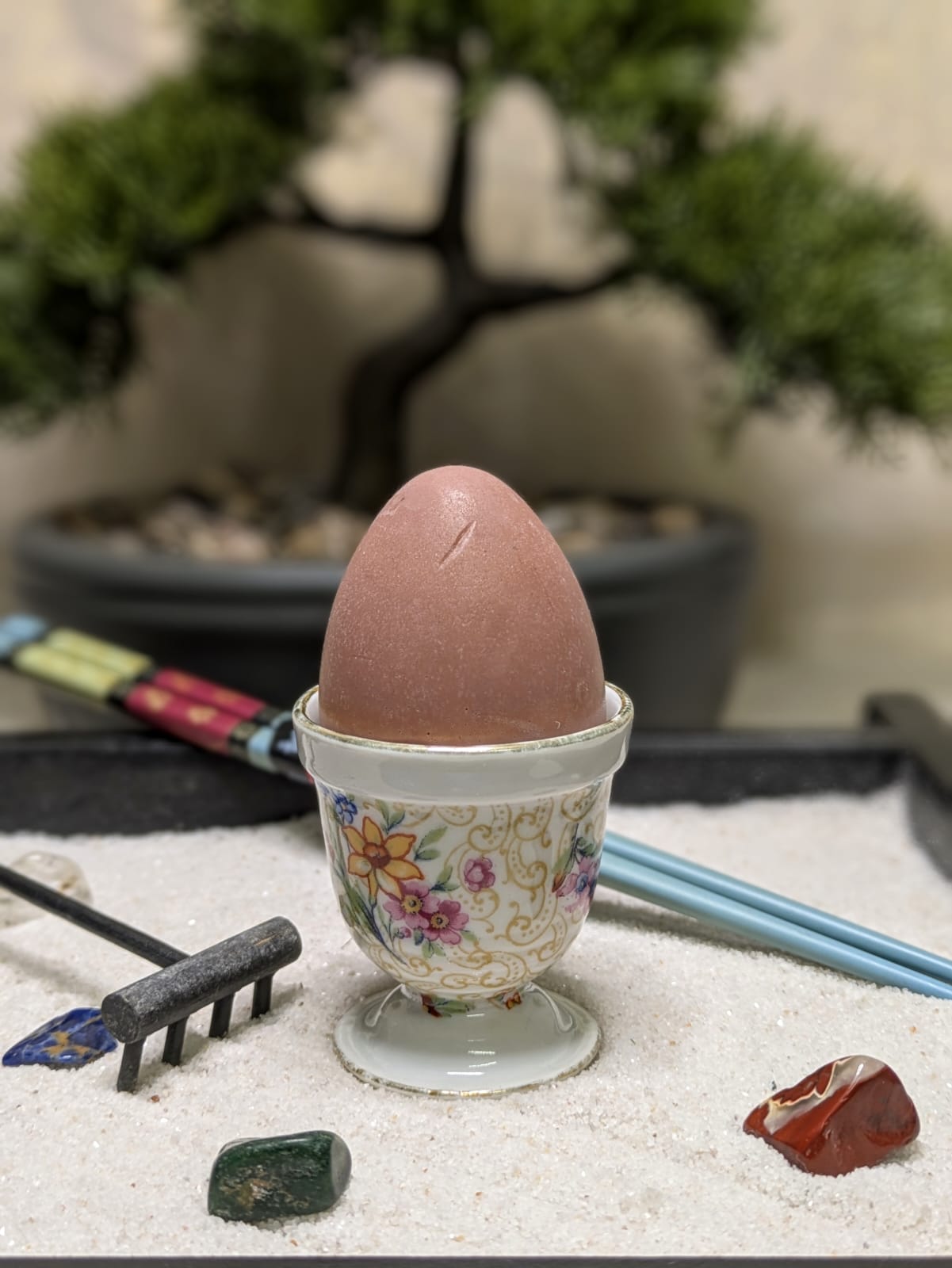 Elégant porte œuf avec motifs floraux, œuf en savon